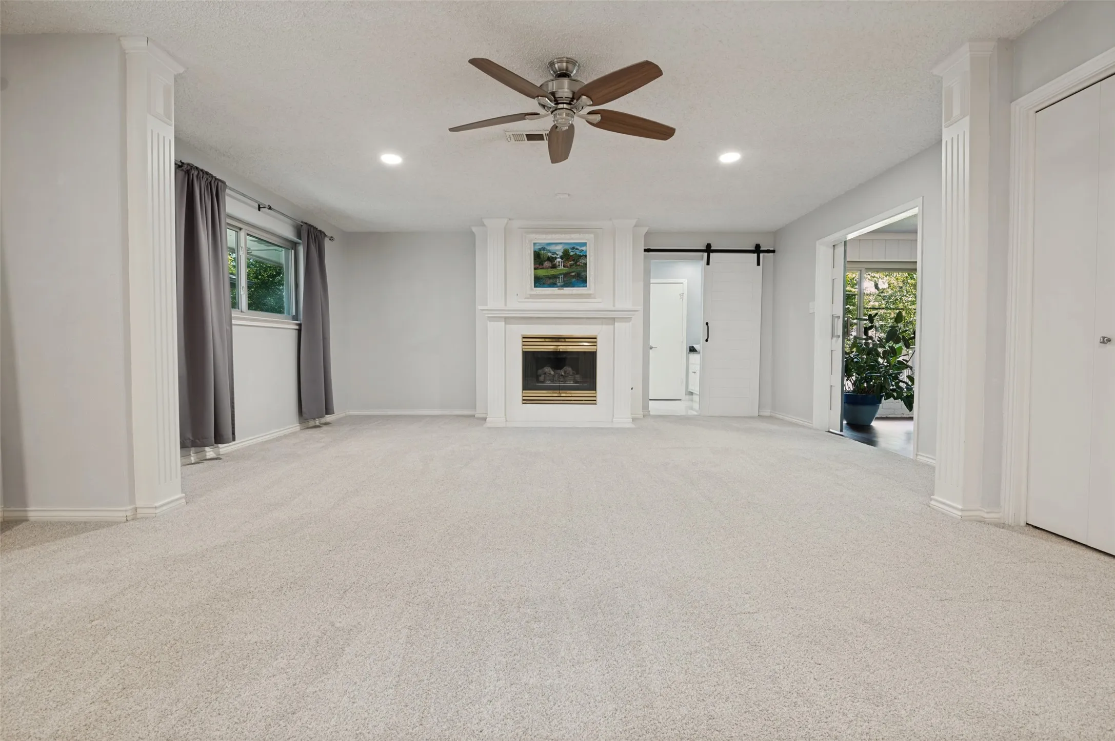 Single Family Residence For Rent in Tarrant County , 805 Crowley Road, Arlington, Texas 76012, 4 Bedroom, 5 Bathroom, 2 Garage spaces, 4,182 Sqft, built in 1972, mls#21361230, Real Estate Agent in Arlington, Homes For Rent in Tarrant county, Homes For Rent in Arlington, Realtor in Arlington Texas, Real Estate Brokerage Independent Realty Texas, Luminita Cordes Realtor