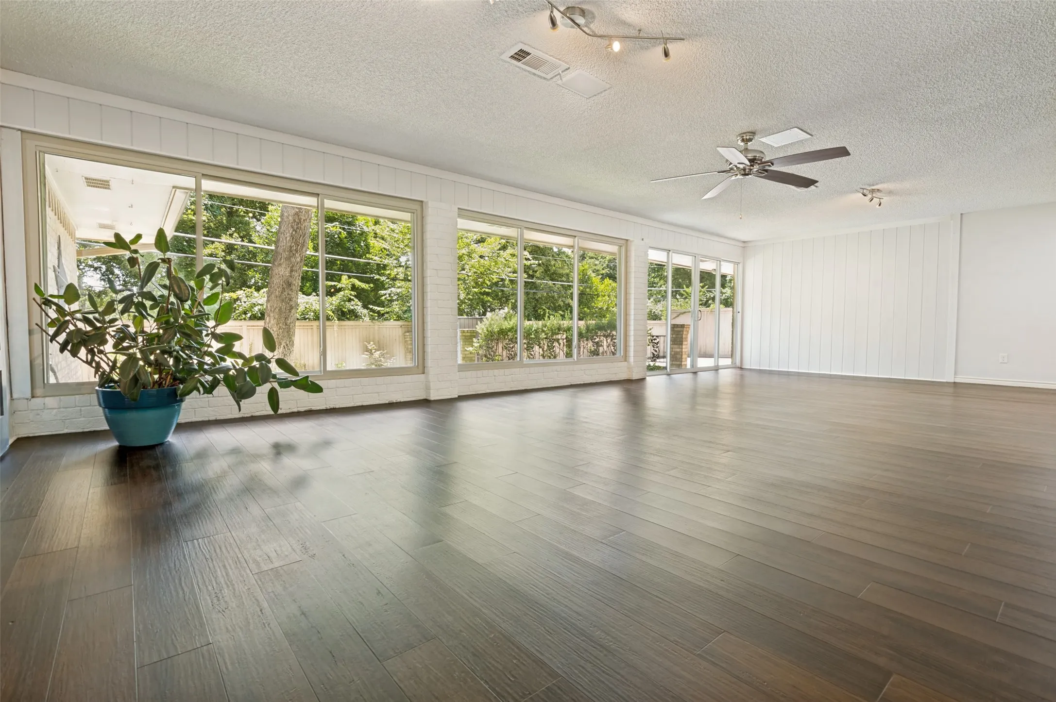 Single Family Residence For Rent in Tarrant County , 805 Crowley Road, Arlington, Texas 76012, 4 Bedroom, 5 Bathroom, 2 Garage spaces, 4,182 Sqft, built in 1972, mls#21361230, Real Estate Agent in Arlington, Homes For Rent in Tarrant county, Homes For Rent in Arlington, Realtor in Arlington Texas, Real Estate Brokerage Independent Realty Texas, Luminita Cordes Realtor
