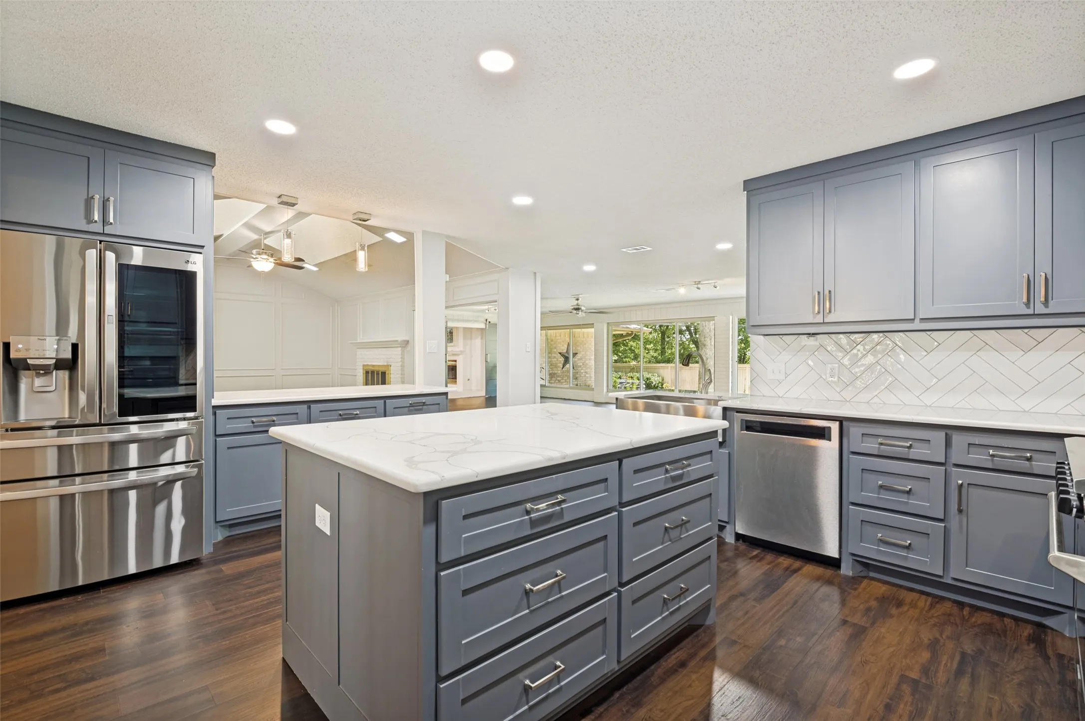 Single Family Residence For Rent in Tarrant County , 805 Crowley Road, Arlington, Texas 76012, 4 Bedroom, 5 Bathroom, 2 Garage spaces, 4,182 Sqft, built in 1972, mls#21361230, Real Estate Agent in Arlington, Homes For Rent in Tarrant county, Homes For Rent in Arlington, Realtor in Arlington Texas, Real Estate Brokerage Independent Realty Texas, Luminita Cordes Realtor