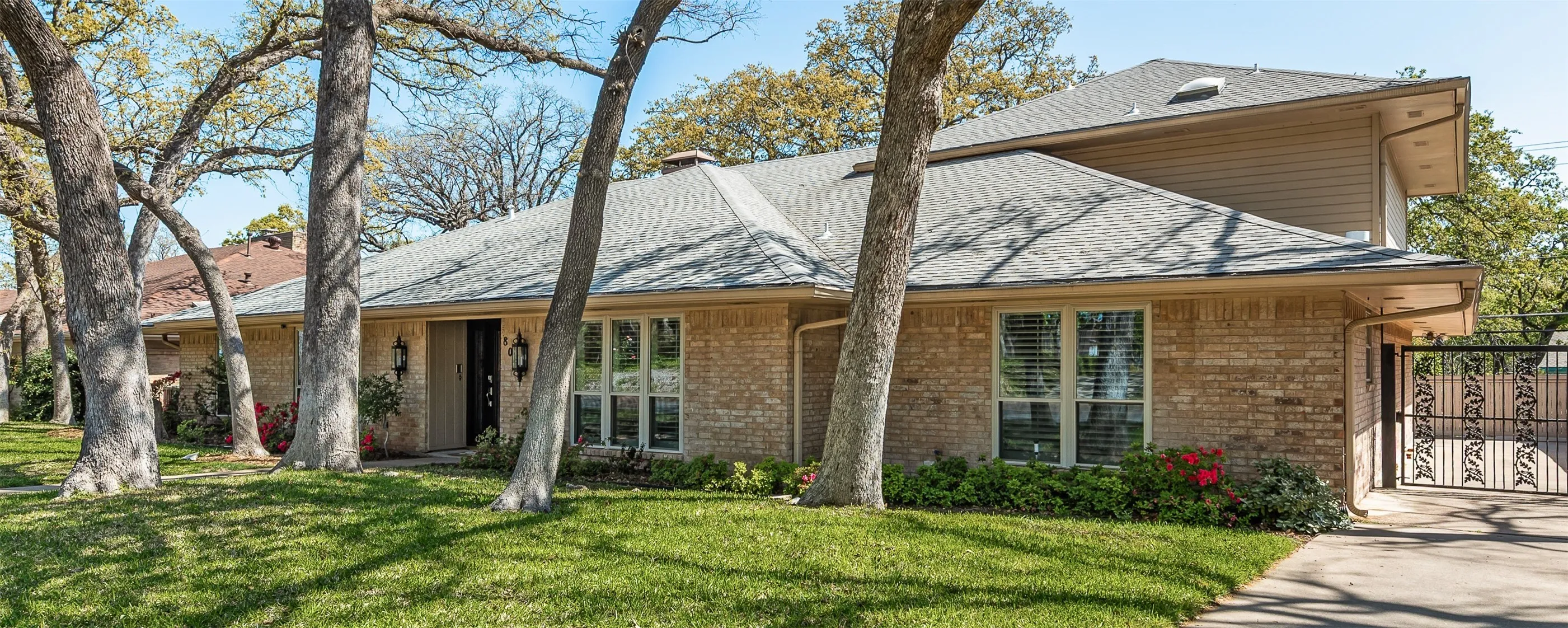 Single Family Residence For Rent in Tarrant County , 805 Crowley Road, Arlington, Texas 76012, 4 Bedroom, 5 Bathroom, 2 Garage spaces, 4,182 Sqft, built in 1972, mls#21361230, Real Estate Agent in Arlington, Homes For Rent in Tarrant county, Homes For Rent in Arlington, Realtor in Arlington Texas, Real Estate Brokerage Independent Realty Texas, Luminita Cordes Realtor