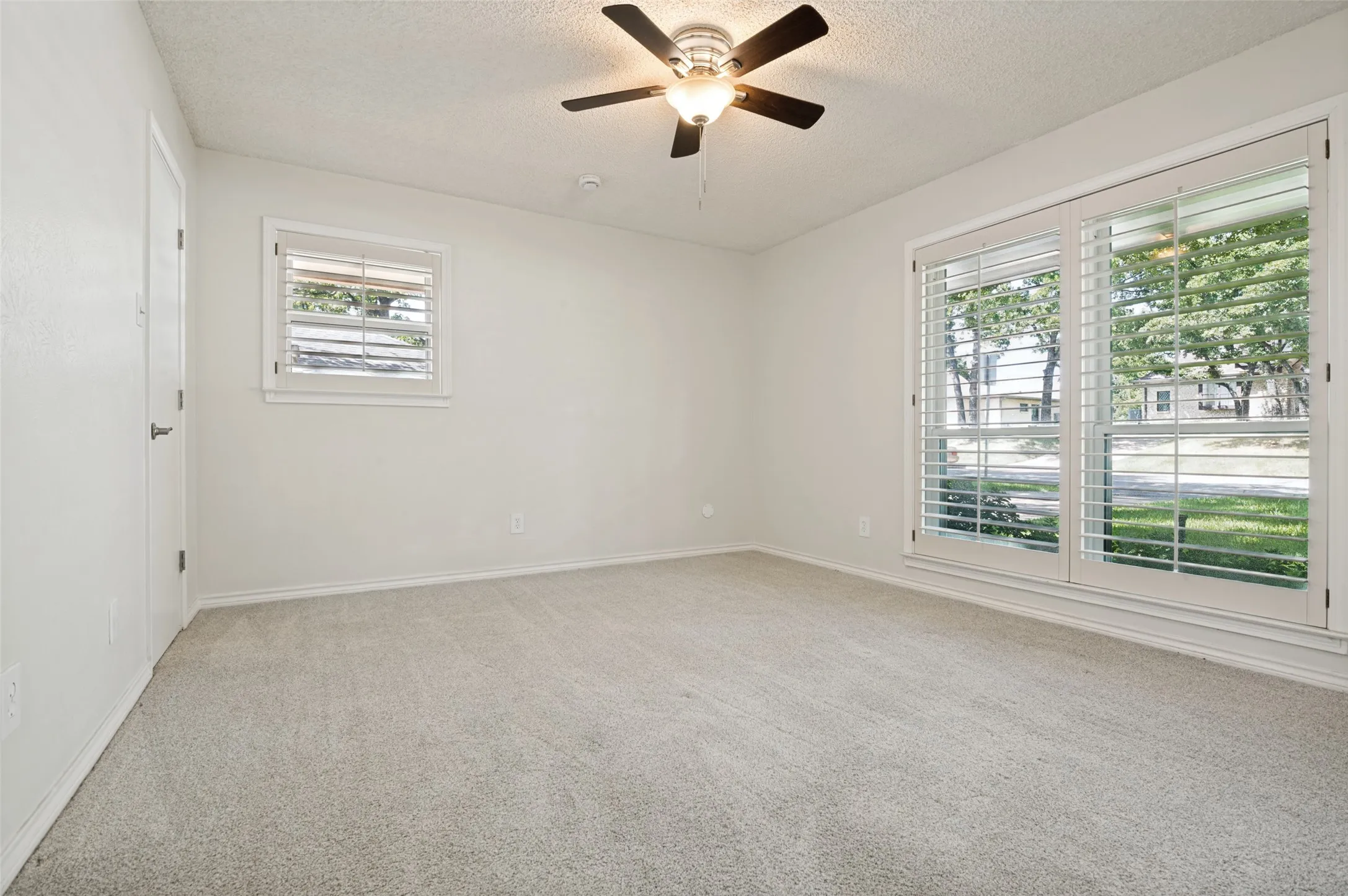 Single Family Residence For Rent in Tarrant County , 805 Crowley Road, Arlington, Texas 76012, 4 Bedroom, 5 Bathroom, 2 Garage spaces, 4,182 Sqft, built in 1972, mls#21361230, Real Estate Agent in Arlington, Homes For Rent in Tarrant county, Homes For Rent in Arlington, Realtor in Arlington Texas, Real Estate Brokerage Independent Realty Texas, Luminita Cordes Realtor
