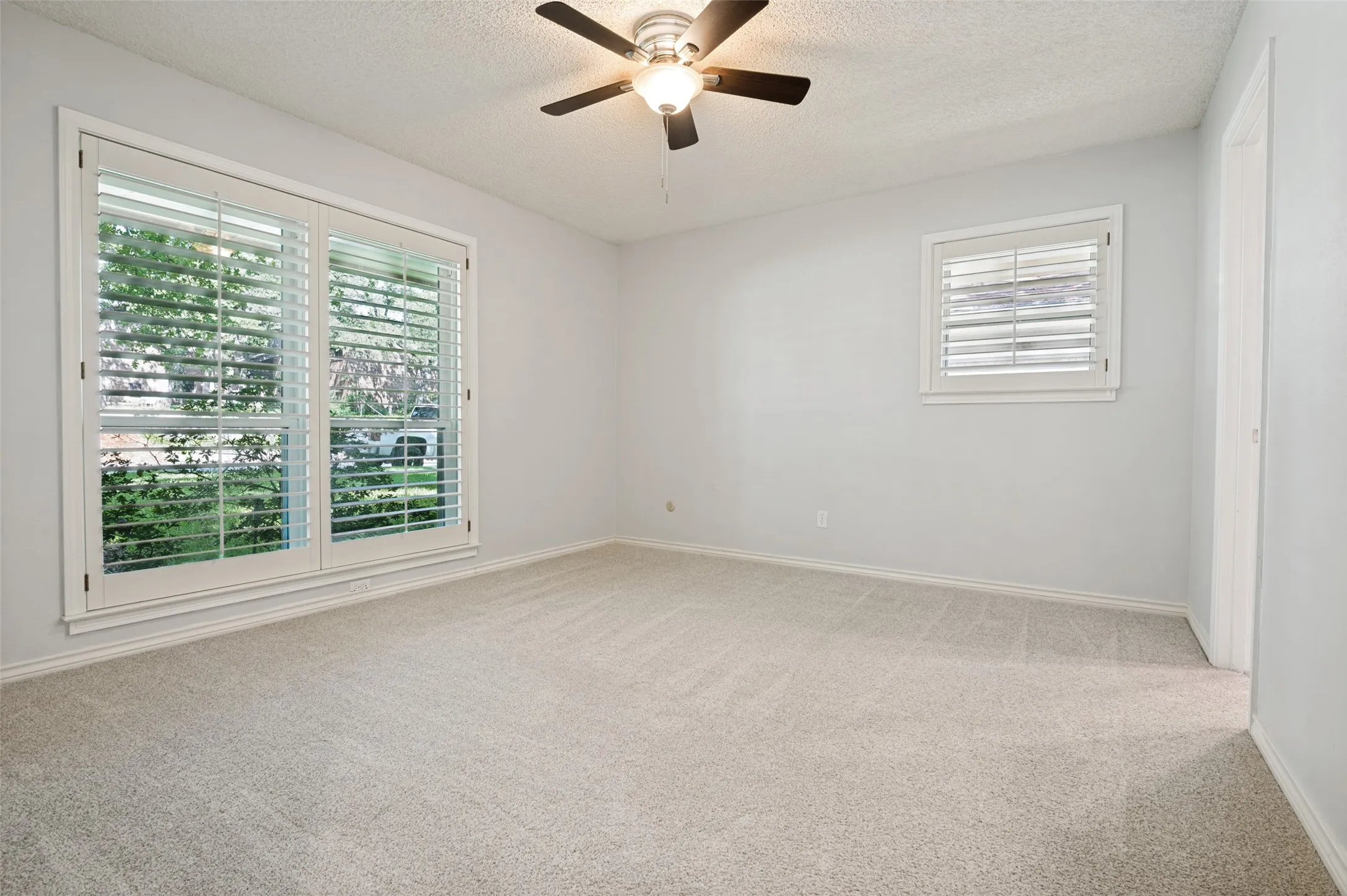Single Family Residence For Rent in Tarrant County , 805 Crowley Road, Arlington, Texas 76012, 4 Bedroom, 5 Bathroom, 2 Garage spaces, 4,182 Sqft, built in 1972, mls#21361230, Real Estate Agent in Arlington, Homes For Rent in Tarrant county, Homes For Rent in Arlington, Realtor in Arlington Texas, Real Estate Brokerage Independent Realty Texas, Luminita Cordes Realtor