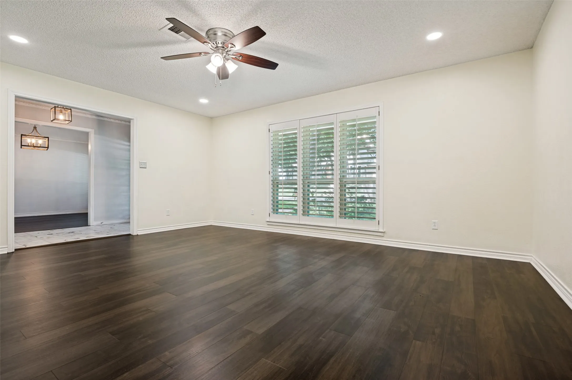 Single Family Residence For Rent in Tarrant County , 805 Crowley Road, Arlington, Texas 76012, 4 Bedroom, 5 Bathroom, 2 Garage spaces, 4,182 Sqft, built in 1972, mls#21361230, Real Estate Agent in Arlington, Homes For Rent in Tarrant county, Homes For Rent in Arlington, Realtor in Arlington Texas, Real Estate Brokerage Independent Realty Texas, Luminita Cordes Realtor