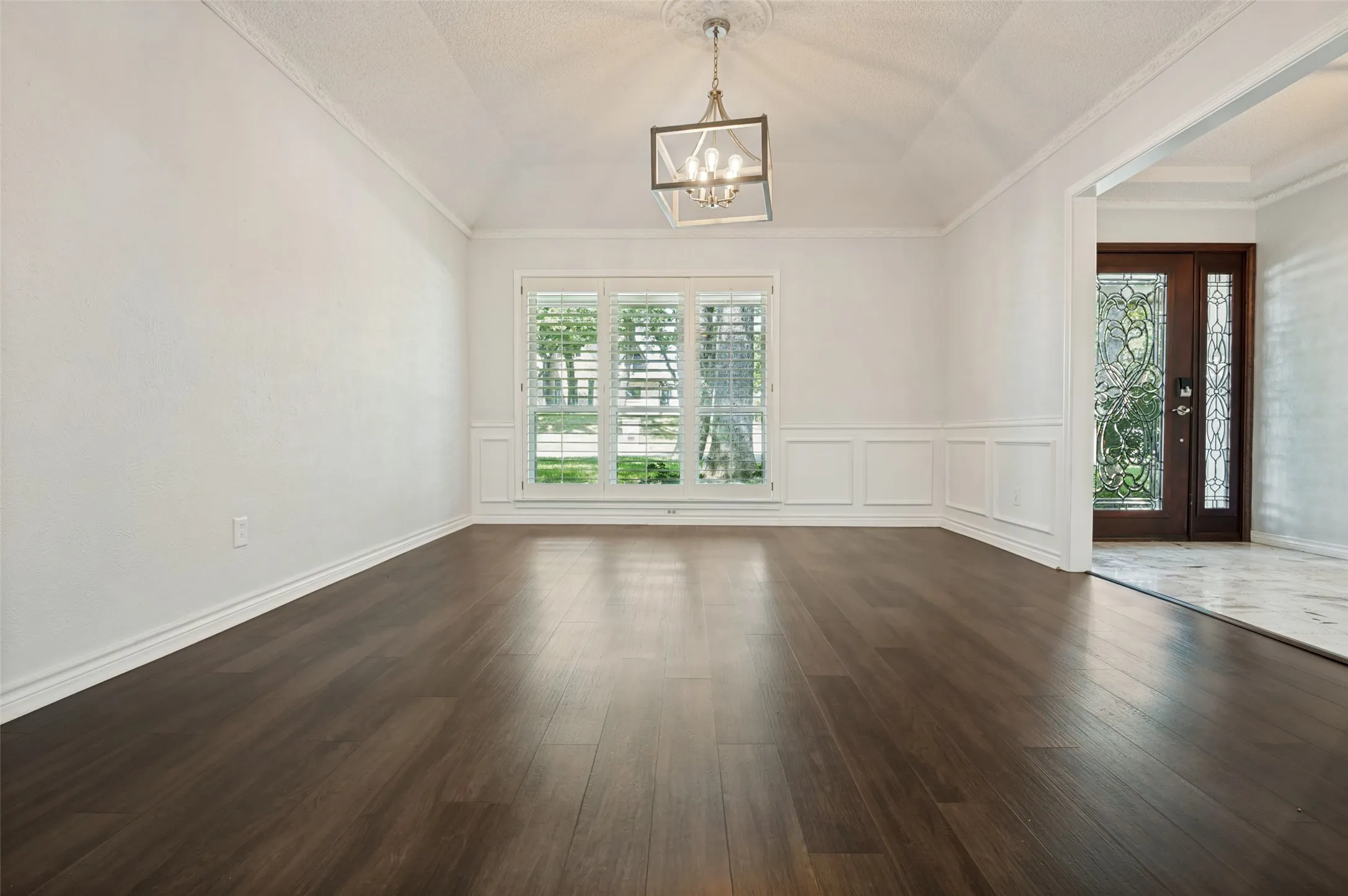 Single Family Residence For Rent in Tarrant County , 805 Crowley Road, Arlington, Texas 76012, 4 Bedroom, 5 Bathroom, 2 Garage spaces, 4,182 Sqft, built in 1972, mls#21361230, Real Estate Agent in Arlington, Homes For Rent in Tarrant county, Homes For Rent in Arlington, Realtor in Arlington Texas, Real Estate Brokerage Independent Realty Texas, Luminita Cordes Realtor