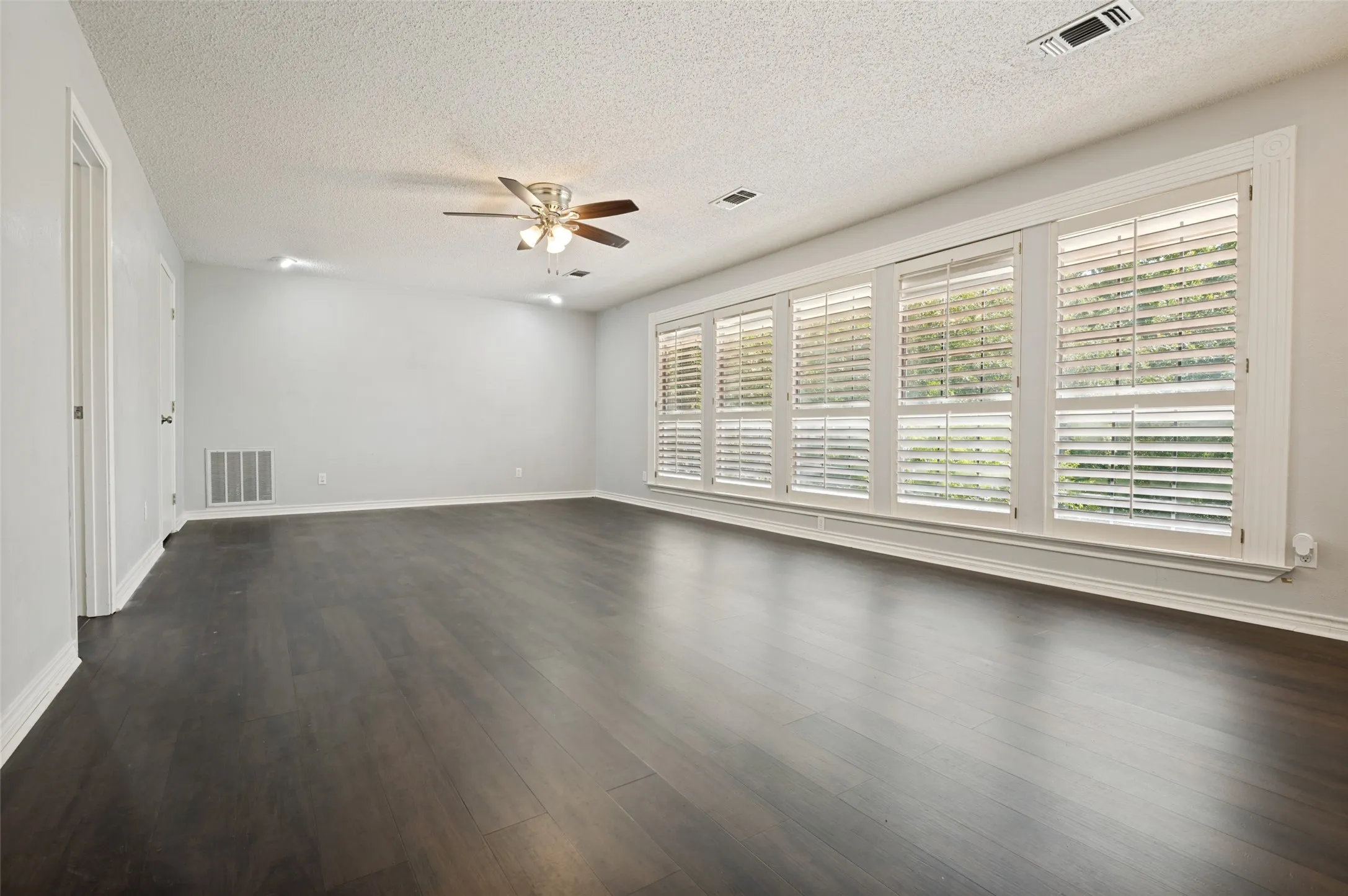 Single Family Residence For Rent in Tarrant County , 805 Crowley Road, Arlington, Texas 76012, 4 Bedroom, 5 Bathroom, 2 Garage spaces, 4,182 Sqft, built in 1972, mls#21361230, Real Estate Agent in Arlington, Homes For Rent in Tarrant county, Homes For Rent in Arlington, Realtor in Arlington Texas, Real Estate Brokerage Independent Realty Texas, Luminita Cordes Realtor