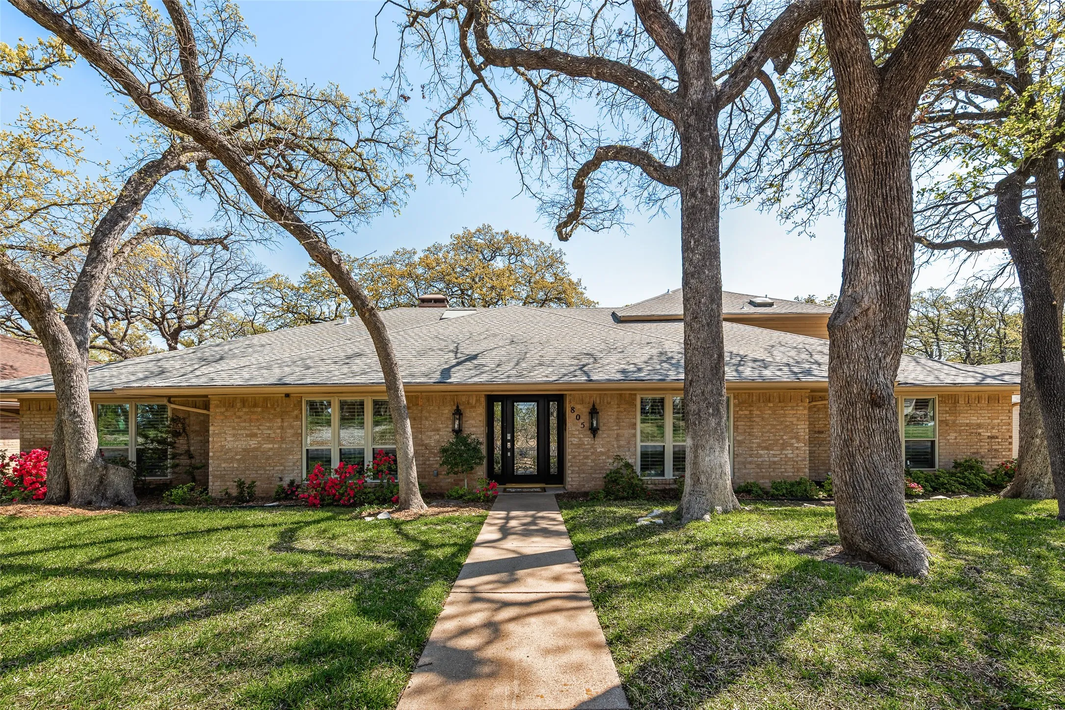 Single Family Residence For Rent in Tarrant County , 805 Crowley Road, Arlington, Texas 76012, 4 Bedroom, 5 Bathroom, 2 Garage spaces, 4,182 Sqft, built in 1972, mls#21361230, Real Estate Agent in Arlington, Homes For Rent in Tarrant county, Homes For Rent in Arlington, Realtor in Arlington Texas, Real Estate Brokerage Independent Realty Texas, Luminita Cordes Realtor