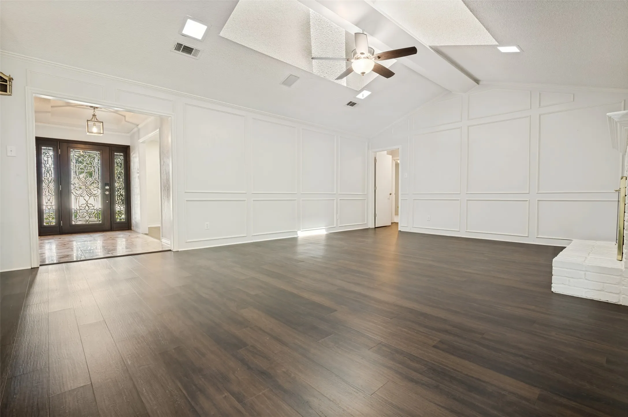 Single Family Residence For Rent in Tarrant County , 805 Crowley Road, Arlington, Texas 76012, 4 Bedroom, 5 Bathroom, 2 Garage spaces, 4,182 Sqft, built in 1972, mls#21361230, Real Estate Agent in Arlington, Homes For Rent in Tarrant county, Homes For Rent in Arlington, Realtor in Arlington Texas, Real Estate Brokerage Independent Realty Texas, Luminita Cordes Realtor