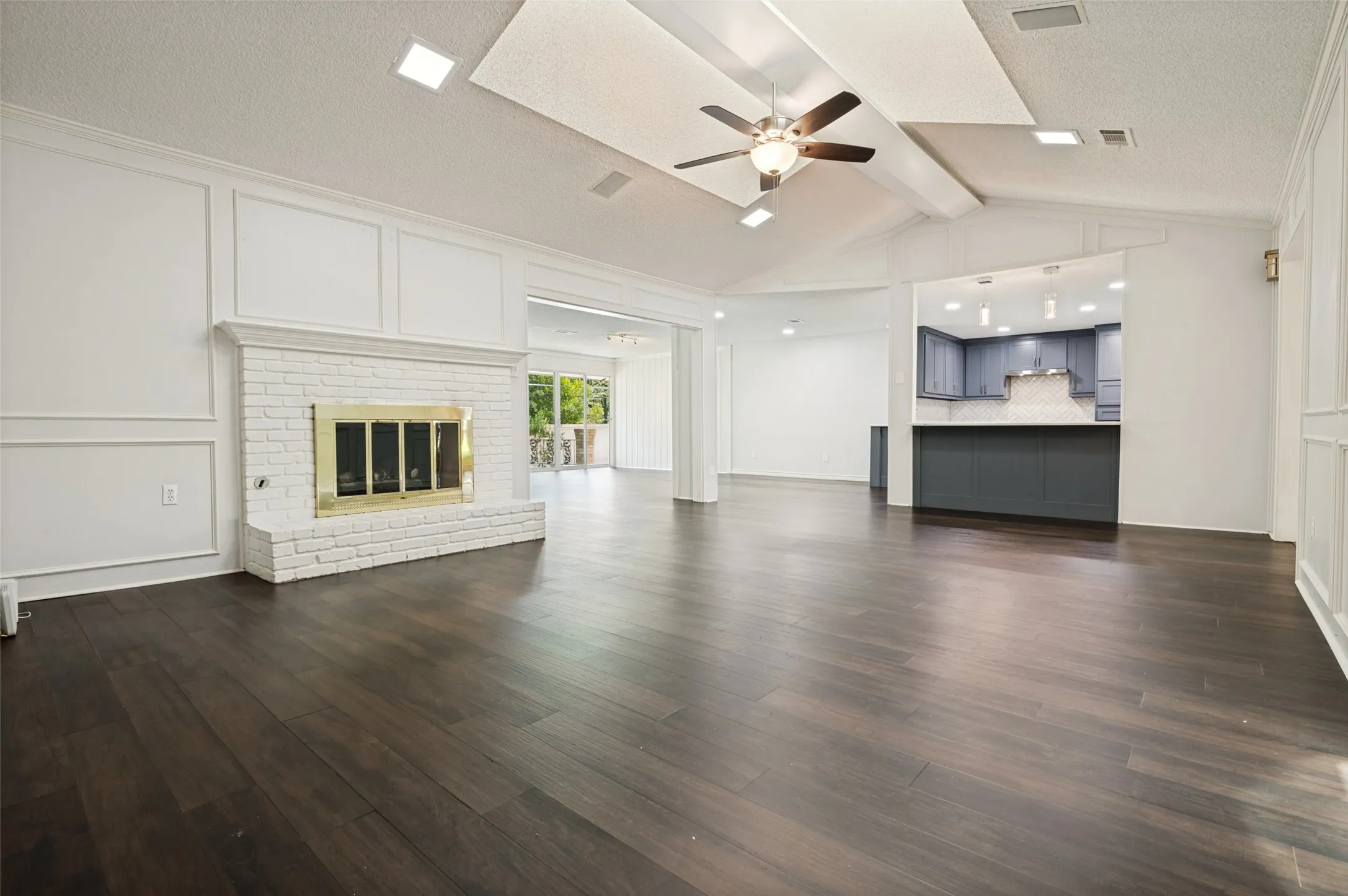 Single Family Residence For Rent in Tarrant County , 805 Crowley Road, Arlington, Texas 76012, 4 Bedroom, 5 Bathroom, 2 Garage spaces, 4,182 Sqft, built in 1972, mls#21361230, Real Estate Agent in Arlington, Homes For Rent in Tarrant county, Homes For Rent in Arlington, Realtor in Arlington Texas, Real Estate Brokerage Independent Realty Texas, Luminita Cordes Realtor