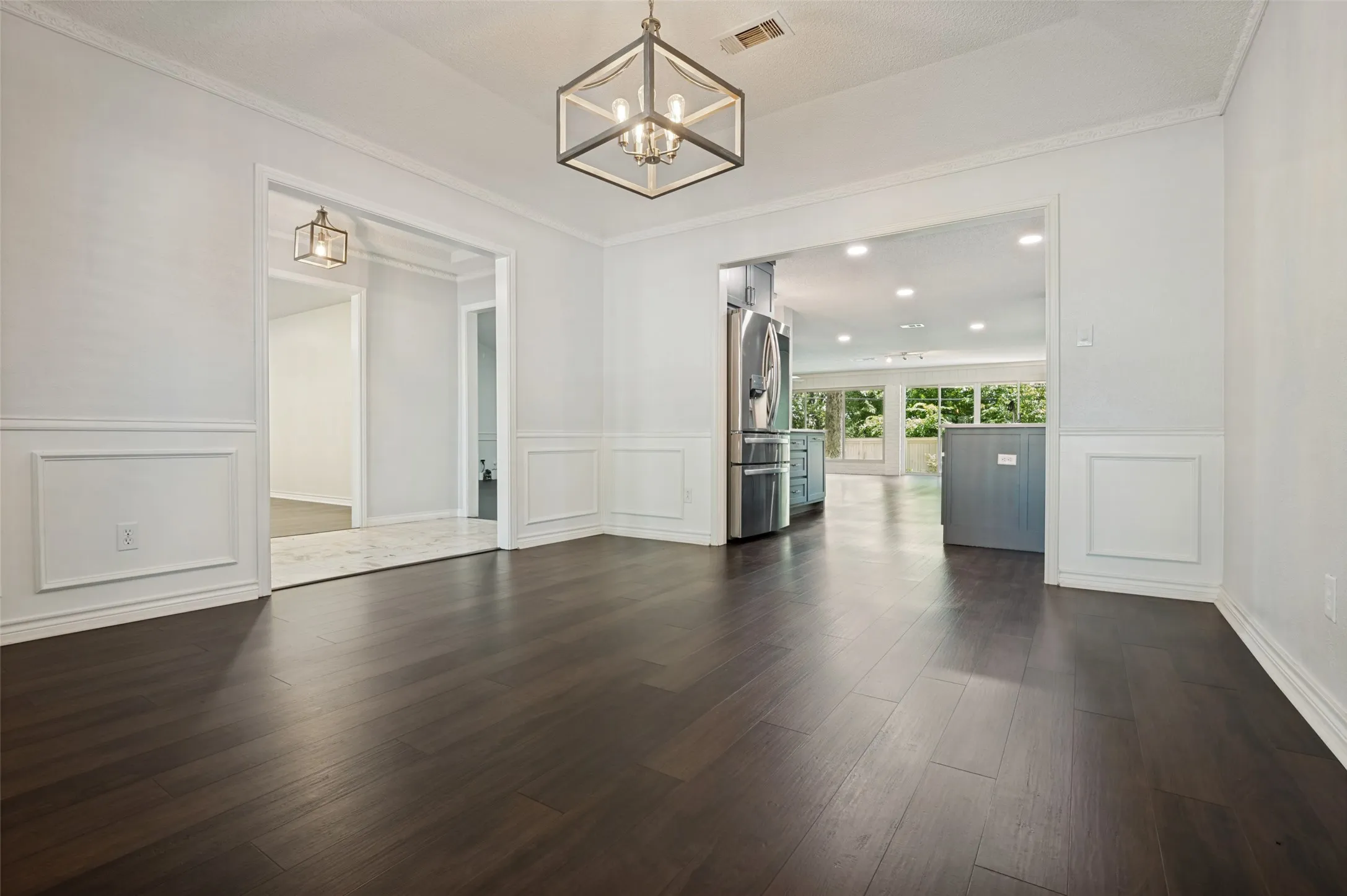 Single Family Residence For Rent in Tarrant County , 805 Crowley Road, Arlington, Texas 76012, 4 Bedroom, 5 Bathroom, 2 Garage spaces, 4,182 Sqft, built in 1972, mls#21361230, Real Estate Agent in Arlington, Homes For Rent in Tarrant county, Homes For Rent in Arlington, Realtor in Arlington Texas, Real Estate Brokerage Independent Realty Texas, Luminita Cordes Realtor