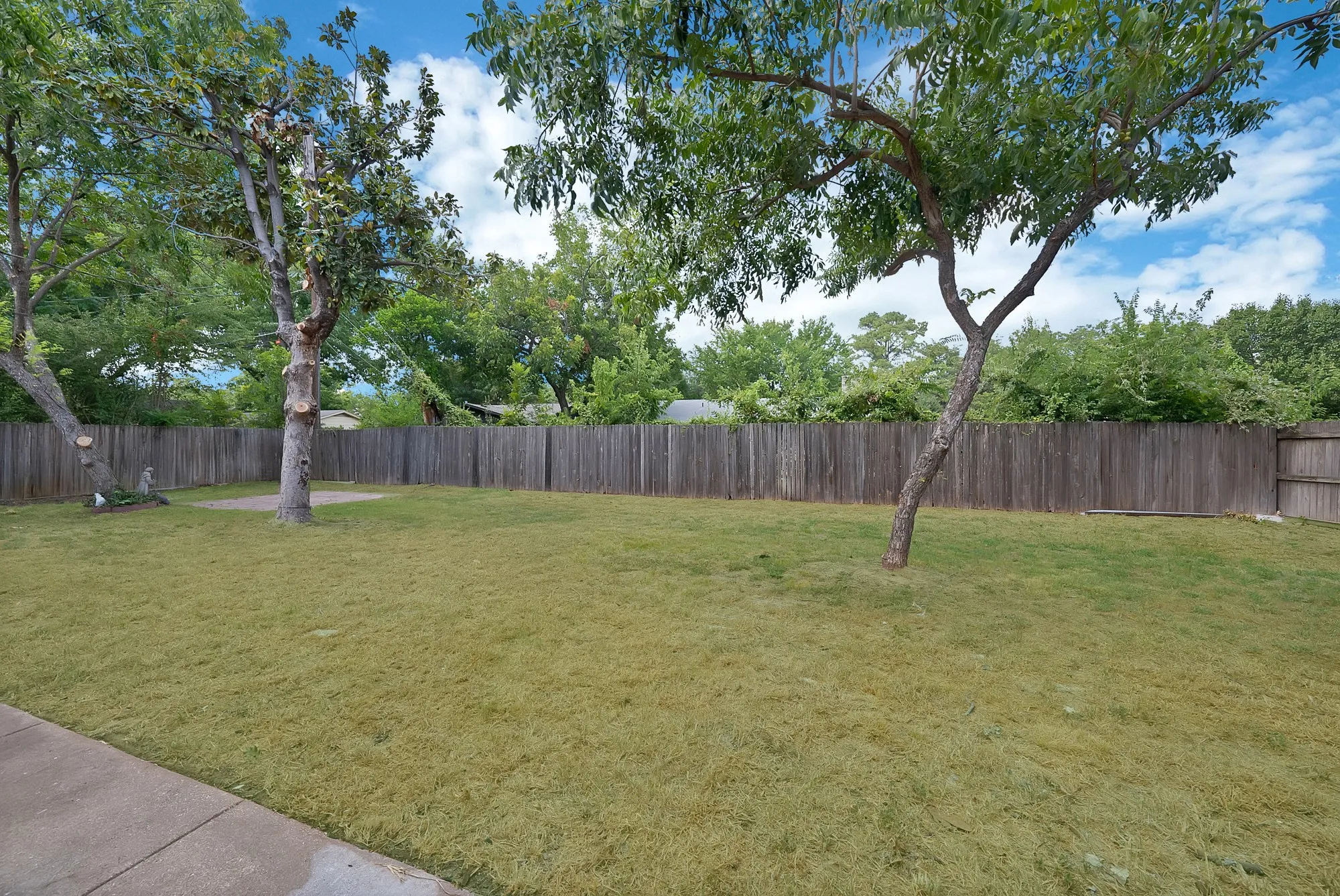 Single Family Residence For Sale in Tarrant County , 2505 Hollywood Drive, Arlington, Texas 76013, 3 Bedroom, 2 Bathroom, 2 Garage spaces, 1,502 Sqft, built in 1963, mls#21361255, Real Estate Agent in Arlington, Homes For Sale in Tarrant county, Homes For Sale in Arlington, Realtor in Arlington Texas, Real Estate Brokerage Independent Realty Texas, Luminita Cordes Realtor