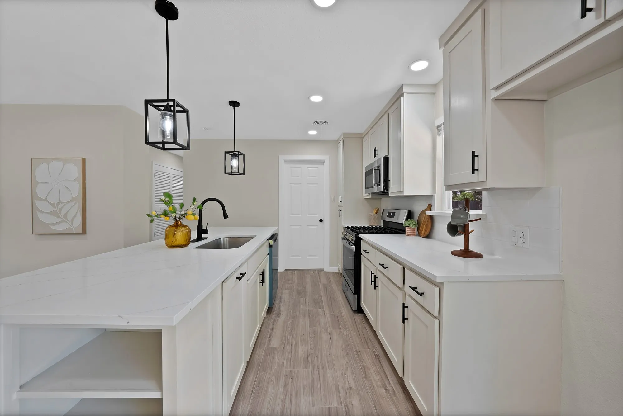 Single Family Residence For Sale in Tarrant County , 2505 Hollywood Drive, Arlington, Texas 76013, 3 Bedroom, 2 Bathroom, 2 Garage spaces, 1,502 Sqft, built in 1963, mls#21361255, Real Estate Agent in Arlington, Homes For Sale in Tarrant county, Homes For Sale in Arlington, Realtor in Arlington Texas, Real Estate Brokerage Independent Realty Texas, Luminita Cordes Realtor