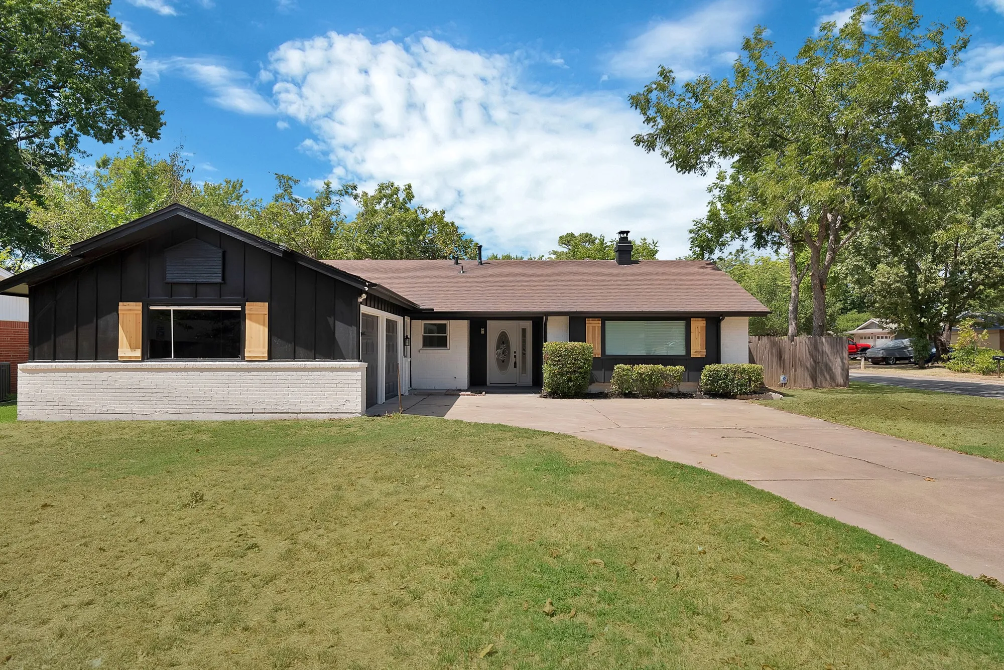 Single Family Residence For Sale in Tarrant County , 2505 Hollywood Drive, Arlington, Texas 76013, 3 Bedroom, 2 Bathroom, 2 Garage spaces, 1,502 Sqft, built in 1963, mls#21361255, Real Estate Agent in Arlington, Homes For Sale in Tarrant county, Homes For Sale in Arlington, Realtor in Arlington Texas, Real Estate Brokerage Independent Realty Texas, Luminita Cordes Realtor
