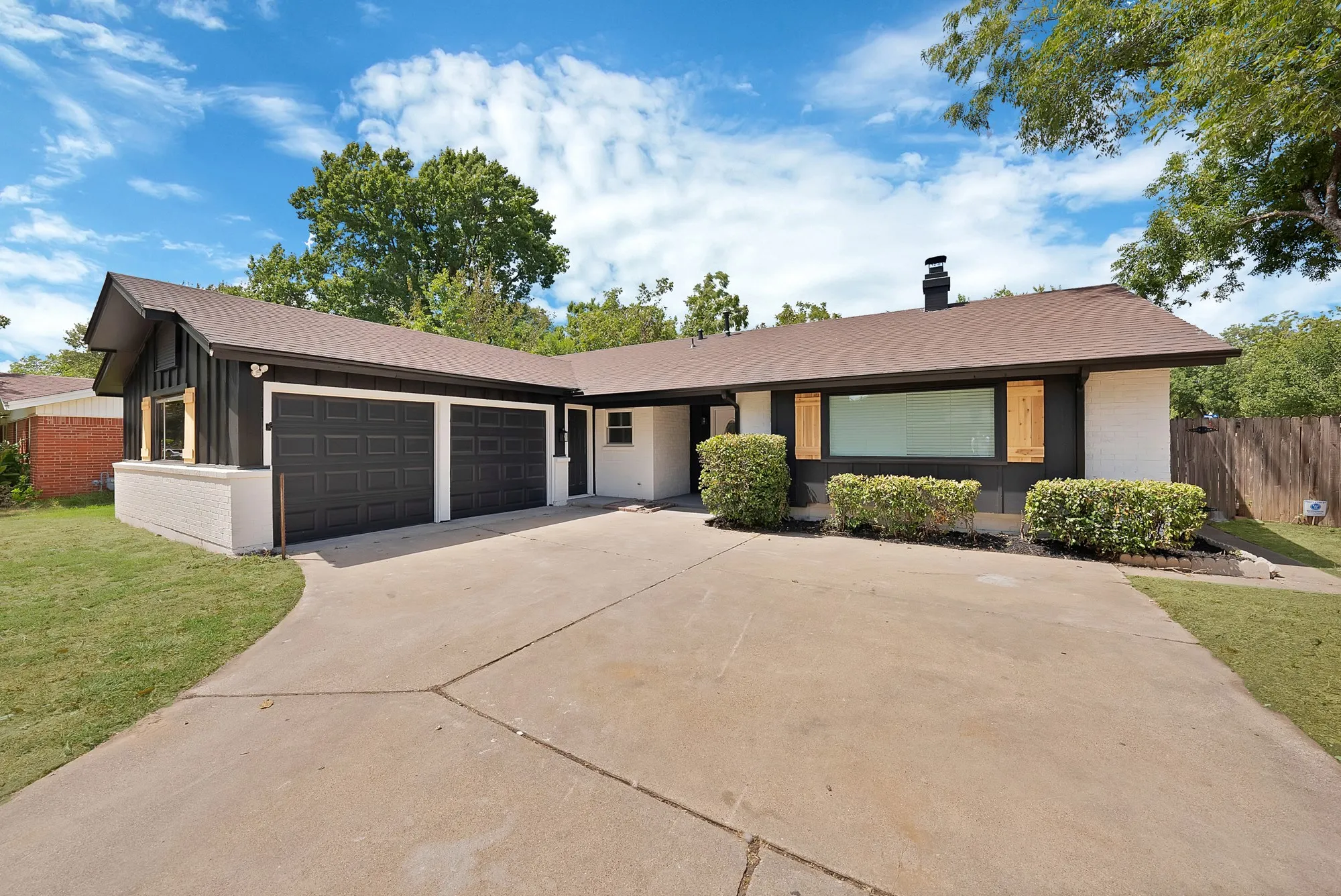 Single Family Residence For Sale in Tarrant County , 2505 Hollywood Drive, Arlington, Texas 76013, 3 Bedroom, 2 Bathroom, 2 Garage spaces, 1,502 Sqft, built in 1963, mls#21361255, Real Estate Agent in Arlington, Homes For Sale in Tarrant county, Homes For Sale in Arlington, Realtor in Arlington Texas, Real Estate Brokerage Independent Realty Texas, Luminita Cordes Realtor