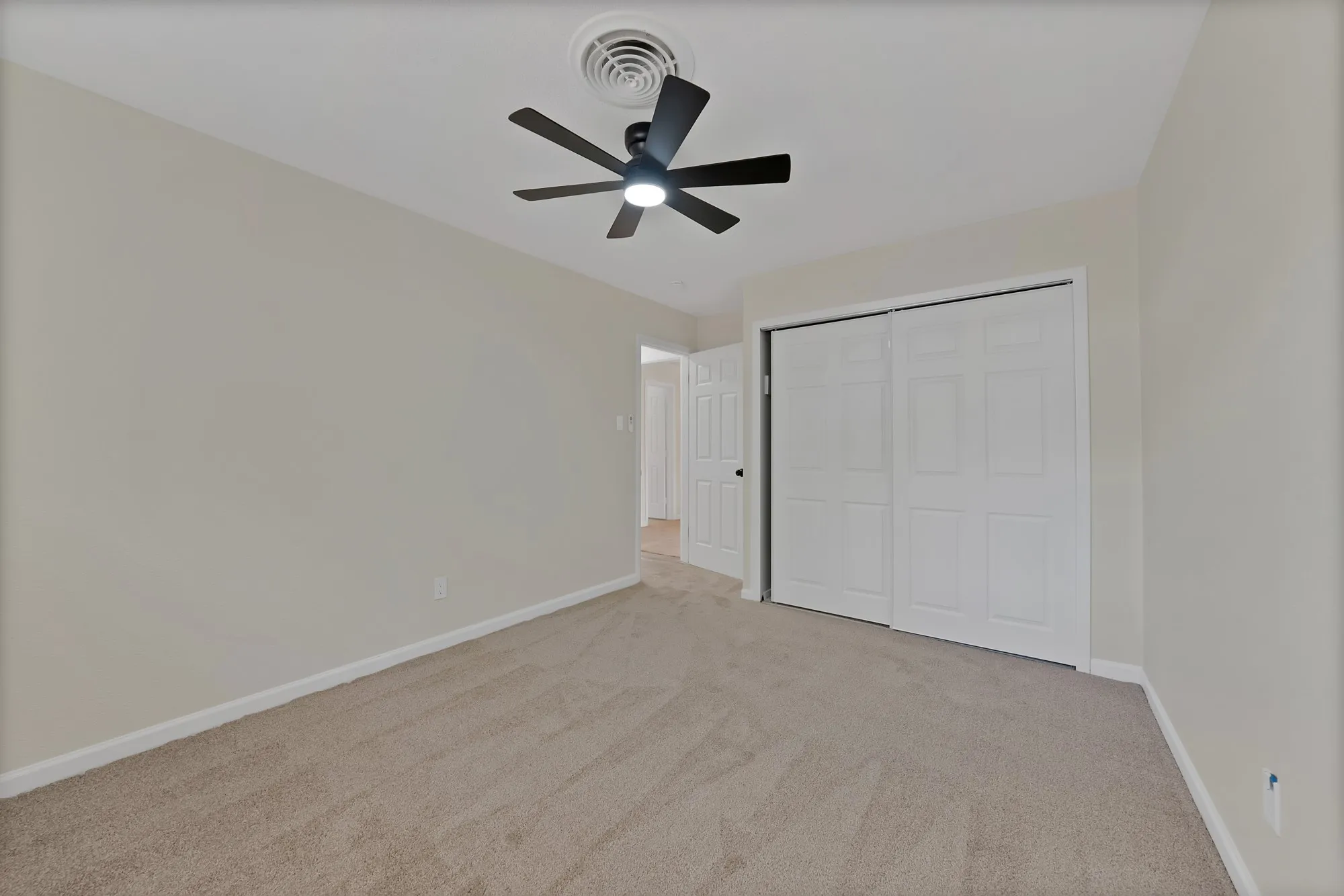 Single Family Residence For Sale in Tarrant County , 2505 Hollywood Drive, Arlington, Texas 76013, 3 Bedroom, 2 Bathroom, 2 Garage spaces, 1,502 Sqft, built in 1963, mls#21361255, Real Estate Agent in Arlington, Homes For Sale in Tarrant county, Homes For Sale in Arlington, Realtor in Arlington Texas, Real Estate Brokerage Independent Realty Texas, Luminita Cordes Realtor