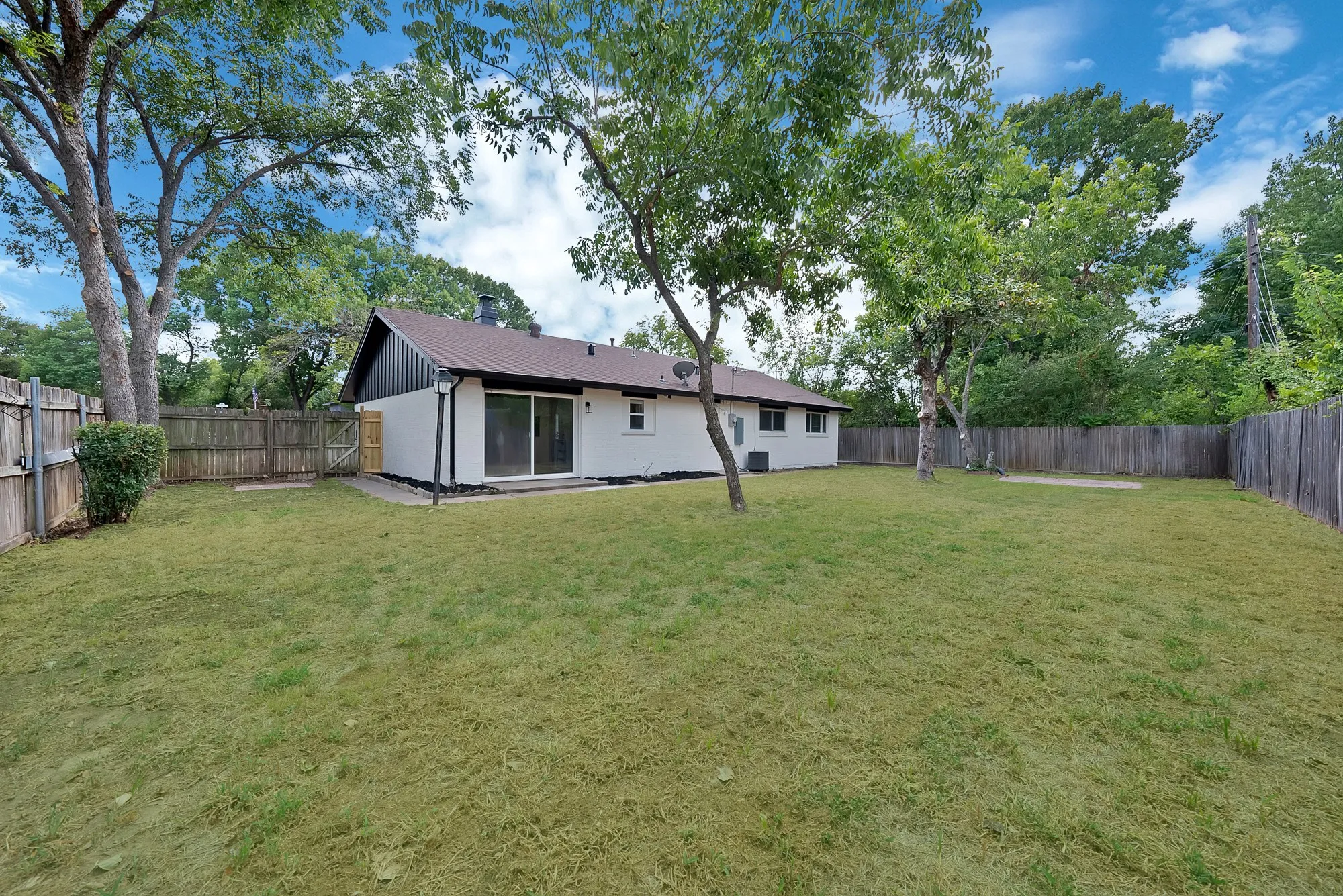 Single Family Residence For Sale in Tarrant County , 2505 Hollywood Drive, Arlington, Texas 76013, 3 Bedroom, 2 Bathroom, 2 Garage spaces, 1,502 Sqft, built in 1963, mls#21361255, Real Estate Agent in Arlington, Homes For Sale in Tarrant county, Homes For Sale in Arlington, Realtor in Arlington Texas, Real Estate Brokerage Independent Realty Texas, Luminita Cordes Realtor