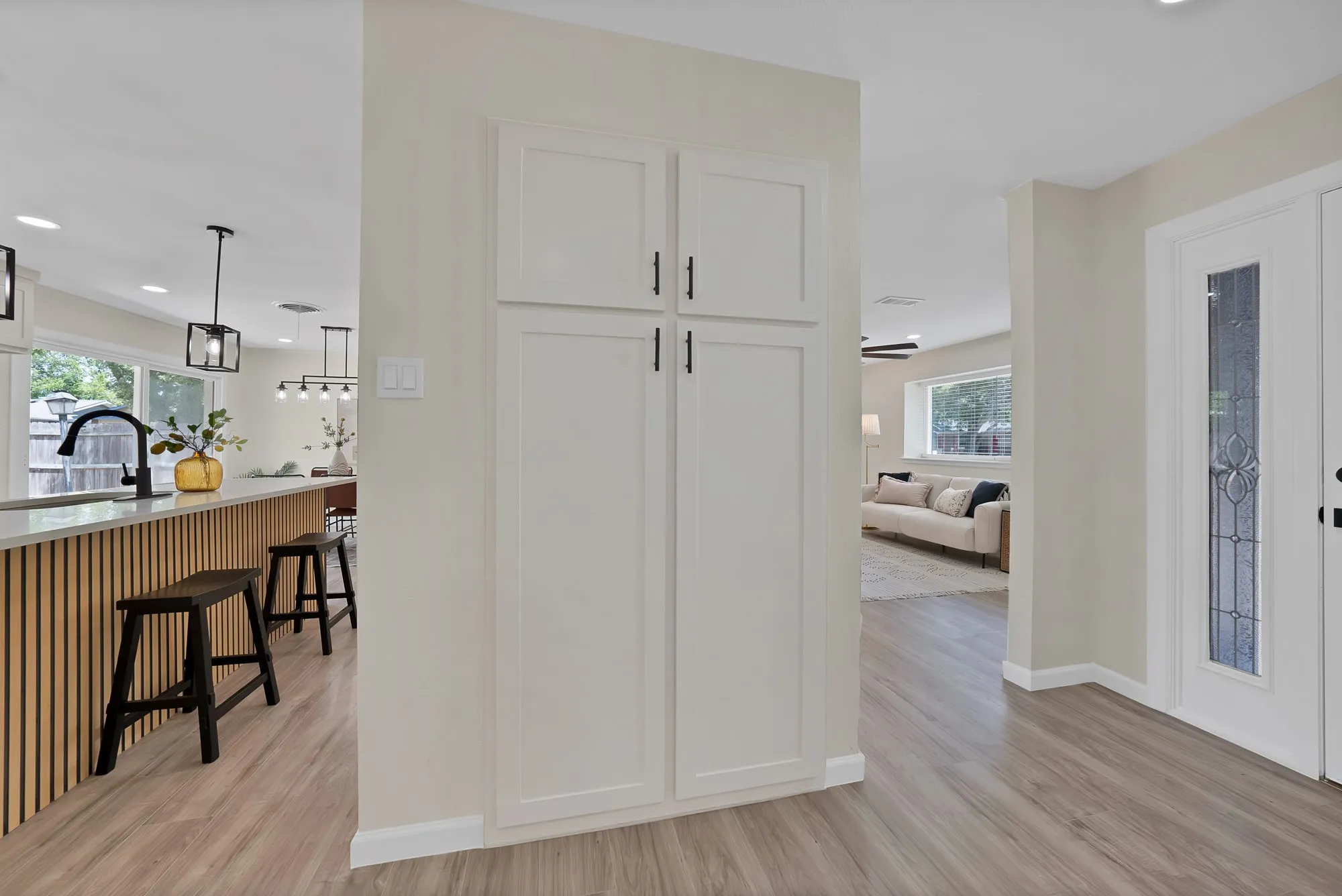 Single Family Residence For Sale in Tarrant County , 2505 Hollywood Drive, Arlington, Texas 76013, 3 Bedroom, 2 Bathroom, 2 Garage spaces, 1,502 Sqft, built in 1963, mls#21361255, Real Estate Agent in Arlington, Homes For Sale in Tarrant county, Homes For Sale in Arlington, Realtor in Arlington Texas, Real Estate Brokerage Independent Realty Texas, Luminita Cordes Realtor