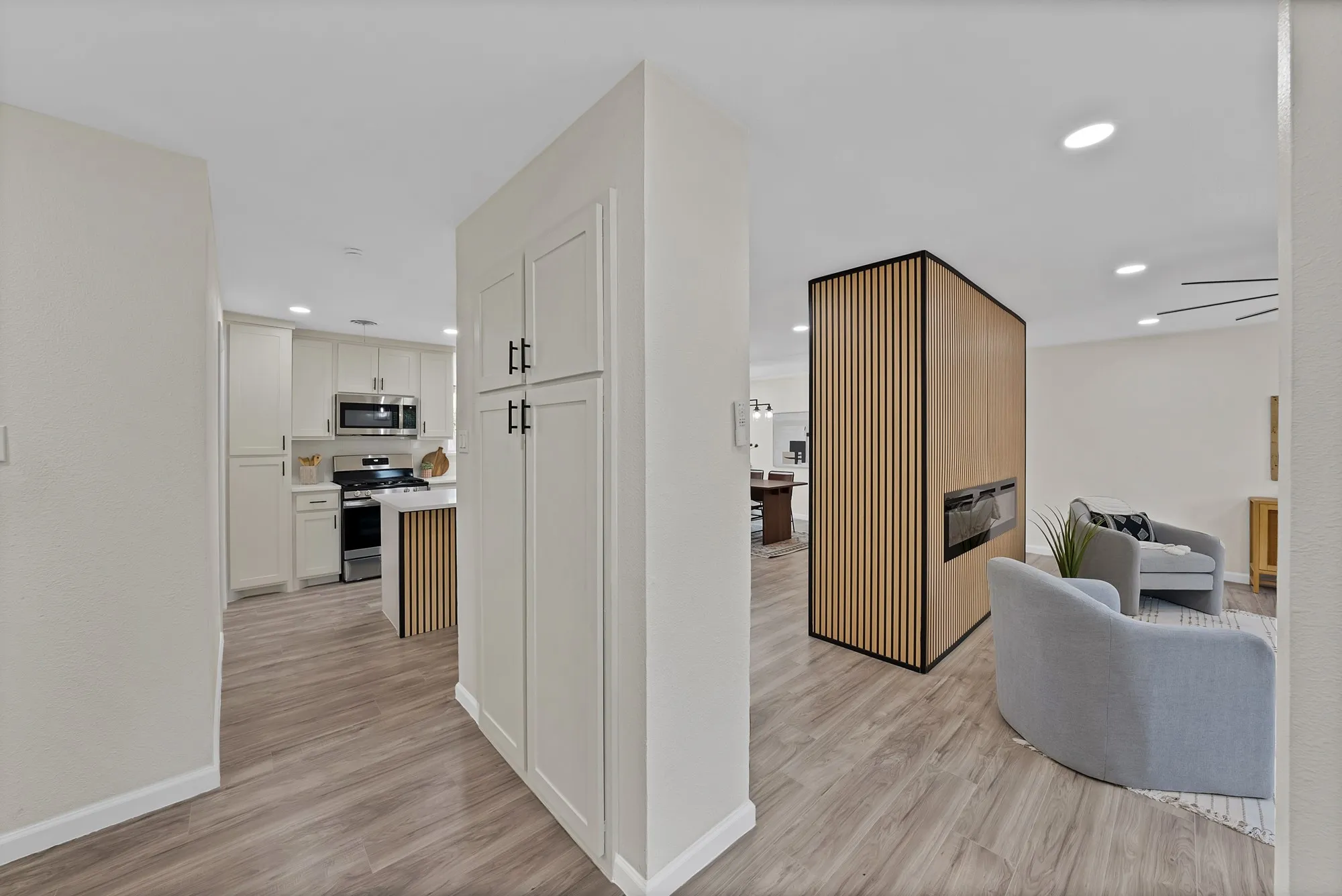 Single Family Residence For Sale in Tarrant County , 2505 Hollywood Drive, Arlington, Texas 76013, 3 Bedroom, 2 Bathroom, 2 Garage spaces, 1,502 Sqft, built in 1963, mls#21361255, Real Estate Agent in Arlington, Homes For Sale in Tarrant county, Homes For Sale in Arlington, Realtor in Arlington Texas, Real Estate Brokerage Independent Realty Texas, Luminita Cordes Realtor