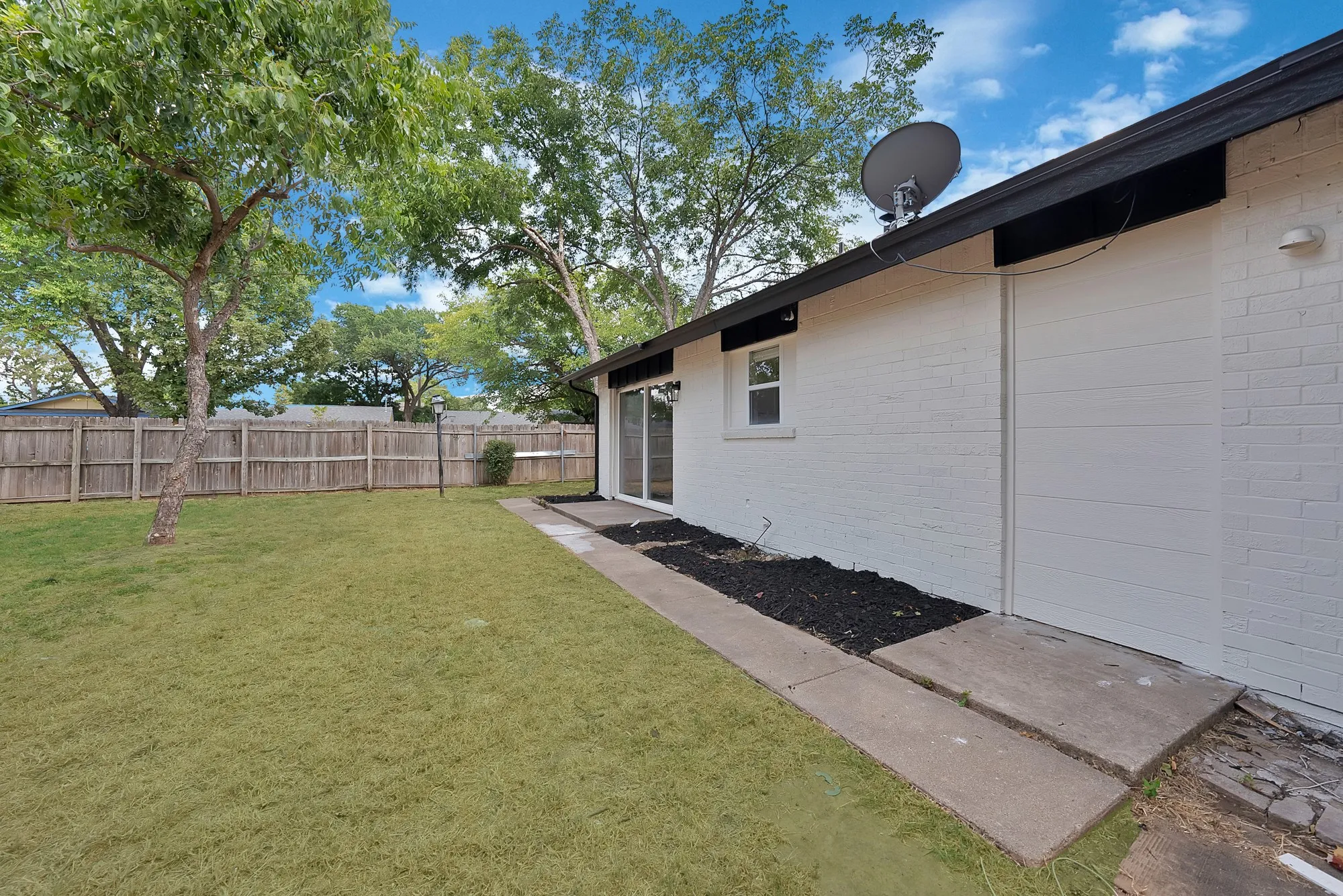 Single Family Residence For Sale in Tarrant County , 2505 Hollywood Drive, Arlington, Texas 76013, 3 Bedroom, 2 Bathroom, 2 Garage spaces, 1,502 Sqft, built in 1963, mls#21361255, Real Estate Agent in Arlington, Homes For Sale in Tarrant county, Homes For Sale in Arlington, Realtor in Arlington Texas, Real Estate Brokerage Independent Realty Texas, Luminita Cordes Realtor