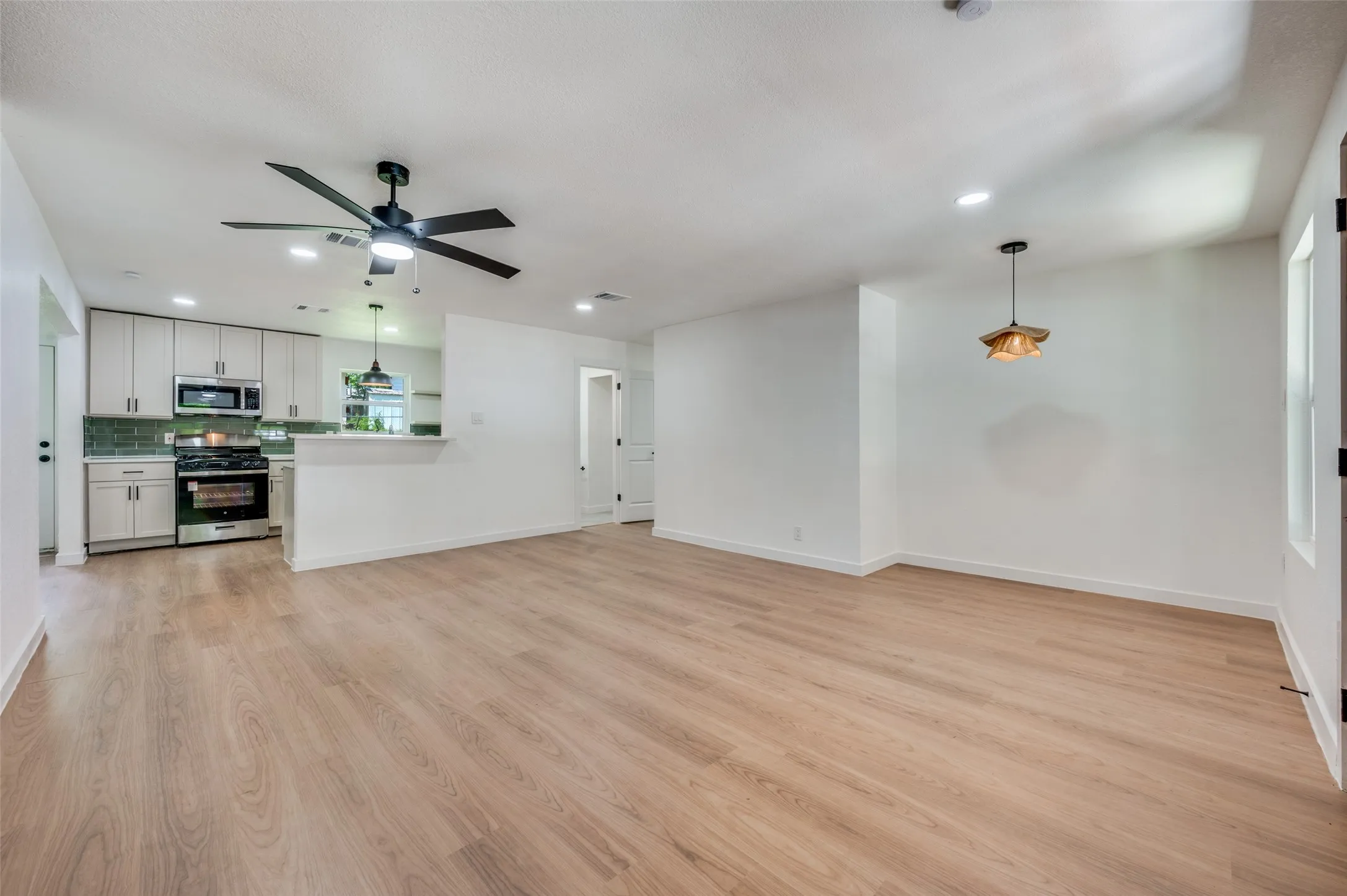 Single Family Residence For Rent in Dallas County , 1646 Jackson Street, Grand Prairie, Texas 75051, 4 Bedroom, 3 Bathroom, 2 Garage spaces, 1,776 Sqft, built in 1960, mls#21361531, Real Estate Agent in Grand Prairie, Homes For Rent in Dallas county, Homes For Rent in Grand Prairie, Realtor in Grand Prairie Texas, Real Estate Brokerage Independent Realty Texas, Luminita Cordes Realtor