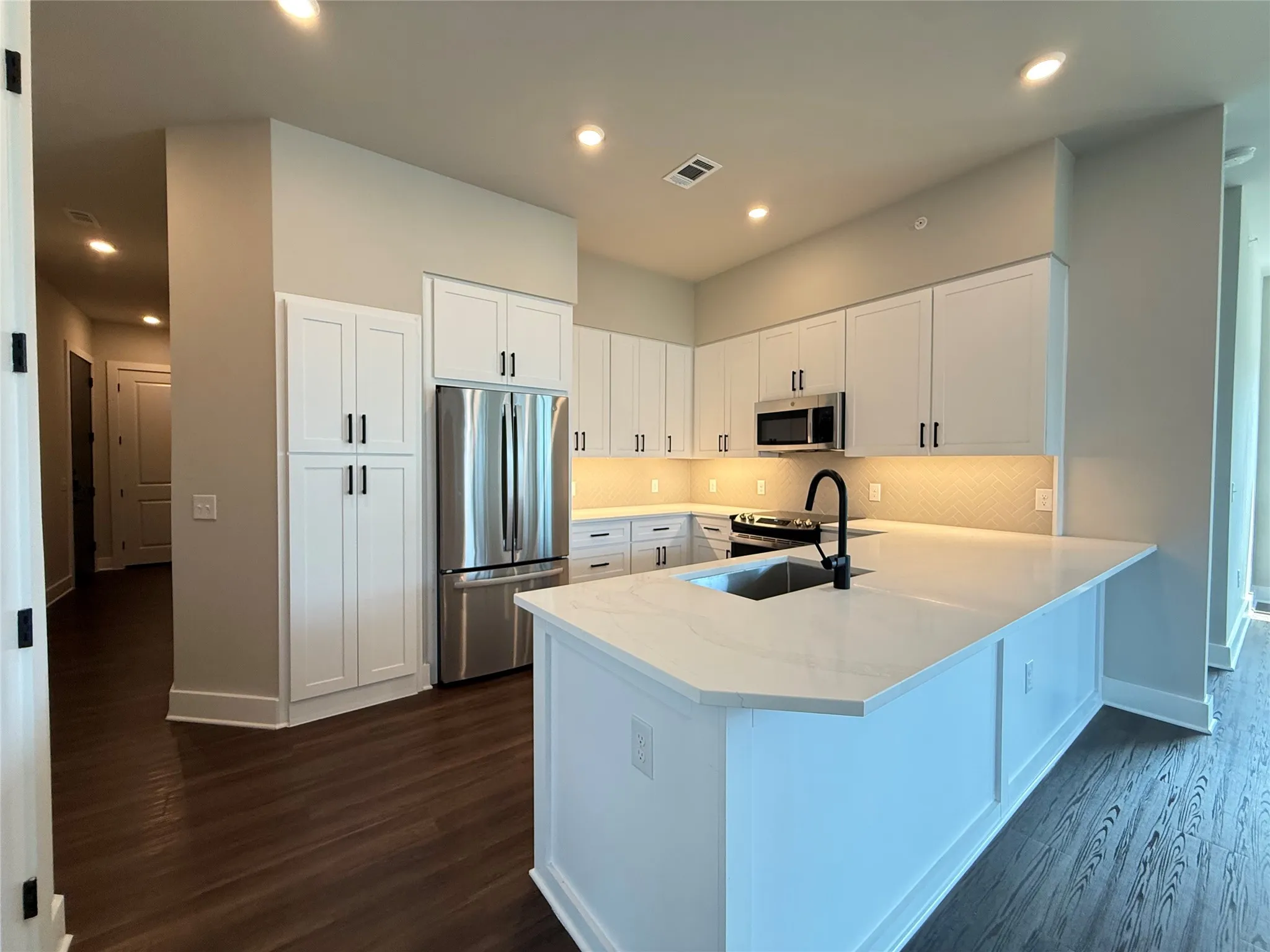 Apartment For Rent in Dallas County , 3255 Carlisle Street 1222, Dallas, Texas 75204, 2 Bedroom, 2 Bathroom, 2 Garage spaces, 1,282 Sqft, built in 2025, mls#21361566, Real Estate Agent in Dallas, Homes For Rent in Dallas county, Homes For Rent in Dallas, Realtor in Dallas Texas, Real Estate Brokerage Independent Realty Texas, Luminita Cordes Realtor