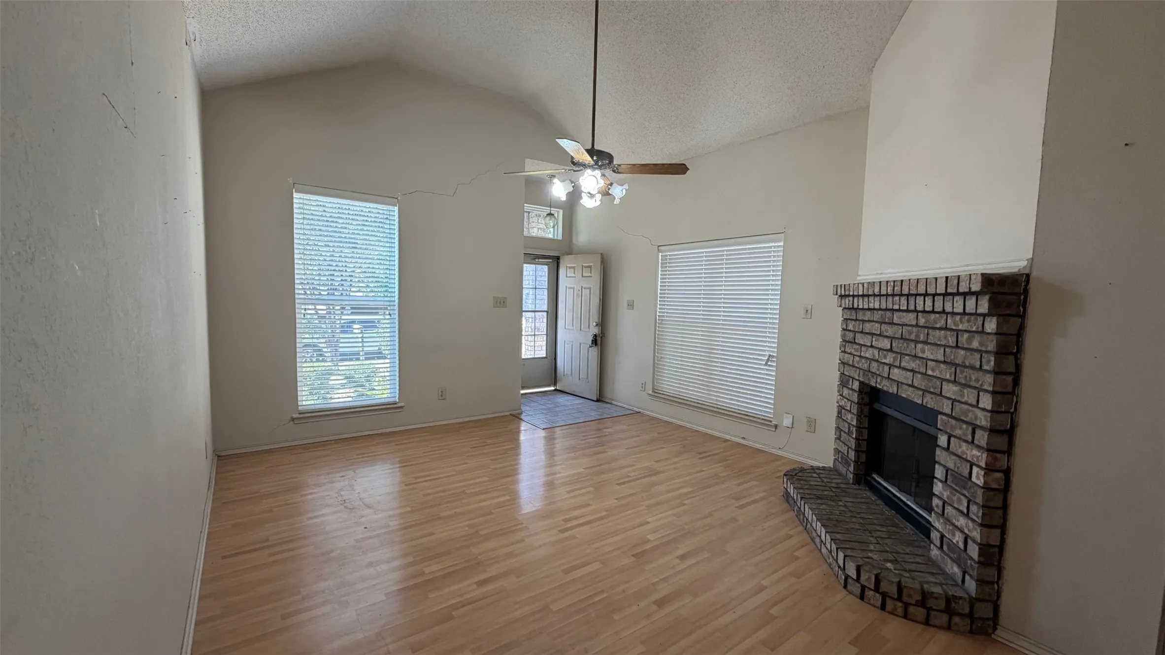 Single Family Residence For Sale in Tarrant County , 1429 Beckwith Drive, Arlington, Texas 76018, 3 Bedroom, 3 Bathroom, 1 Garage spaces, 1,943 Sqft, built in 1988, mls#21360703, Real Estate Agent in Arlington, Homes For Sale in Tarrant county, Homes For Sale in Arlington, Realtor in Arlington Texas, Real Estate Brokerage Independent Realty Texas, Luminita Cordes Realtor