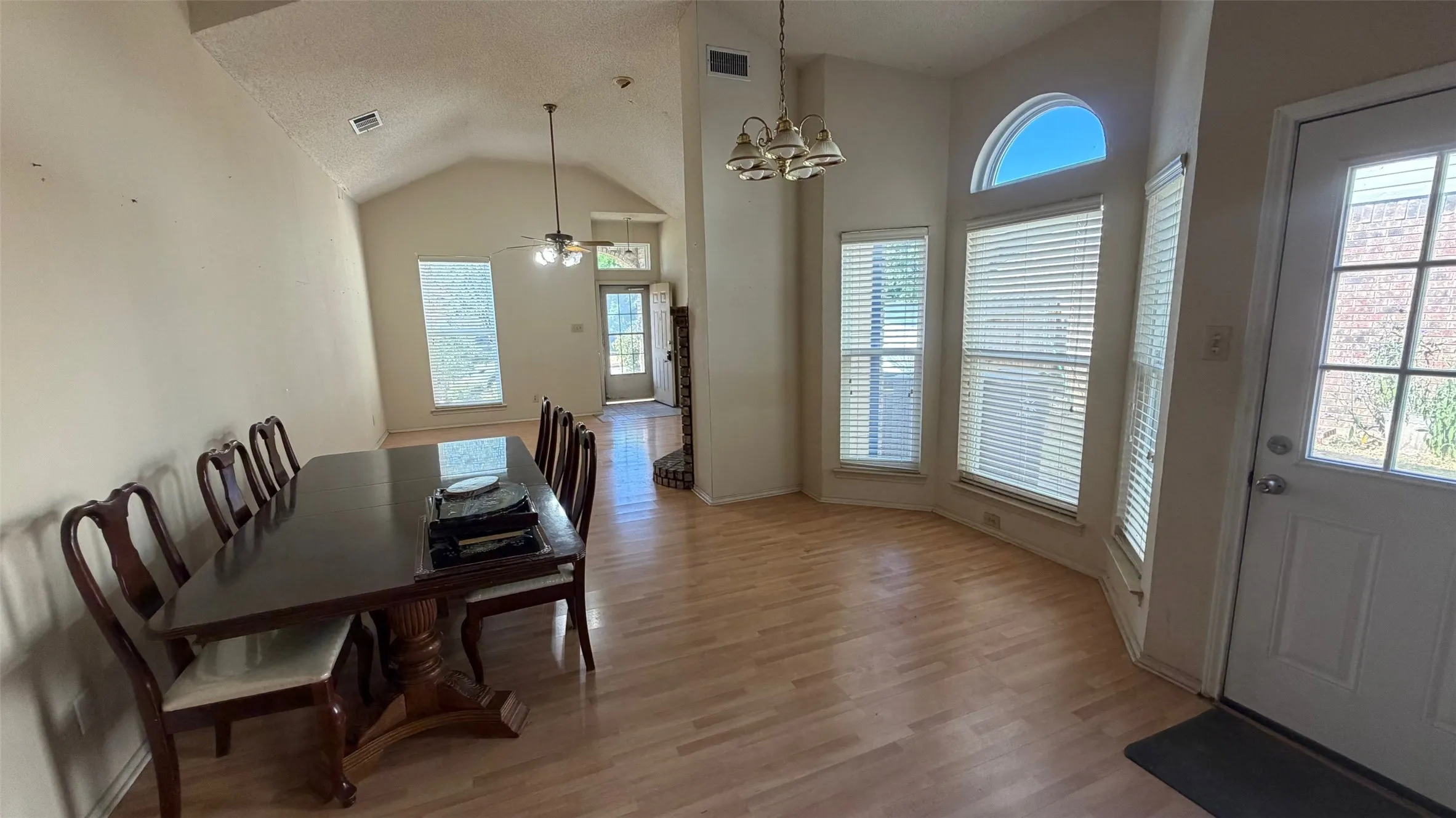 Single Family Residence For Sale in Tarrant County , 1429 Beckwith Drive, Arlington, Texas 76018, 3 Bedroom, 3 Bathroom, 1 Garage spaces, 1,943 Sqft, built in 1988, mls#21360703, Real Estate Agent in Arlington, Homes For Sale in Tarrant county, Homes For Sale in Arlington, Realtor in Arlington Texas, Real Estate Brokerage Independent Realty Texas, Luminita Cordes Realtor