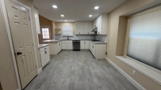 Single Family Residence For Sale in Tarrant County , 1429 Beckwith Drive, Arlington, Texas 76018, 3 Bedroom, 3 Bathroom, 1 Garage spaces, 1,943 Sqft, built in 1988, mls#21360703, Real Estate Agent in Arlington, Homes For Sale in Tarrant county, Homes For Sale in Arlington, Realtor in Arlington Texas, Real Estate Brokerage Independent Realty Texas, Luminita Cordes Realtor