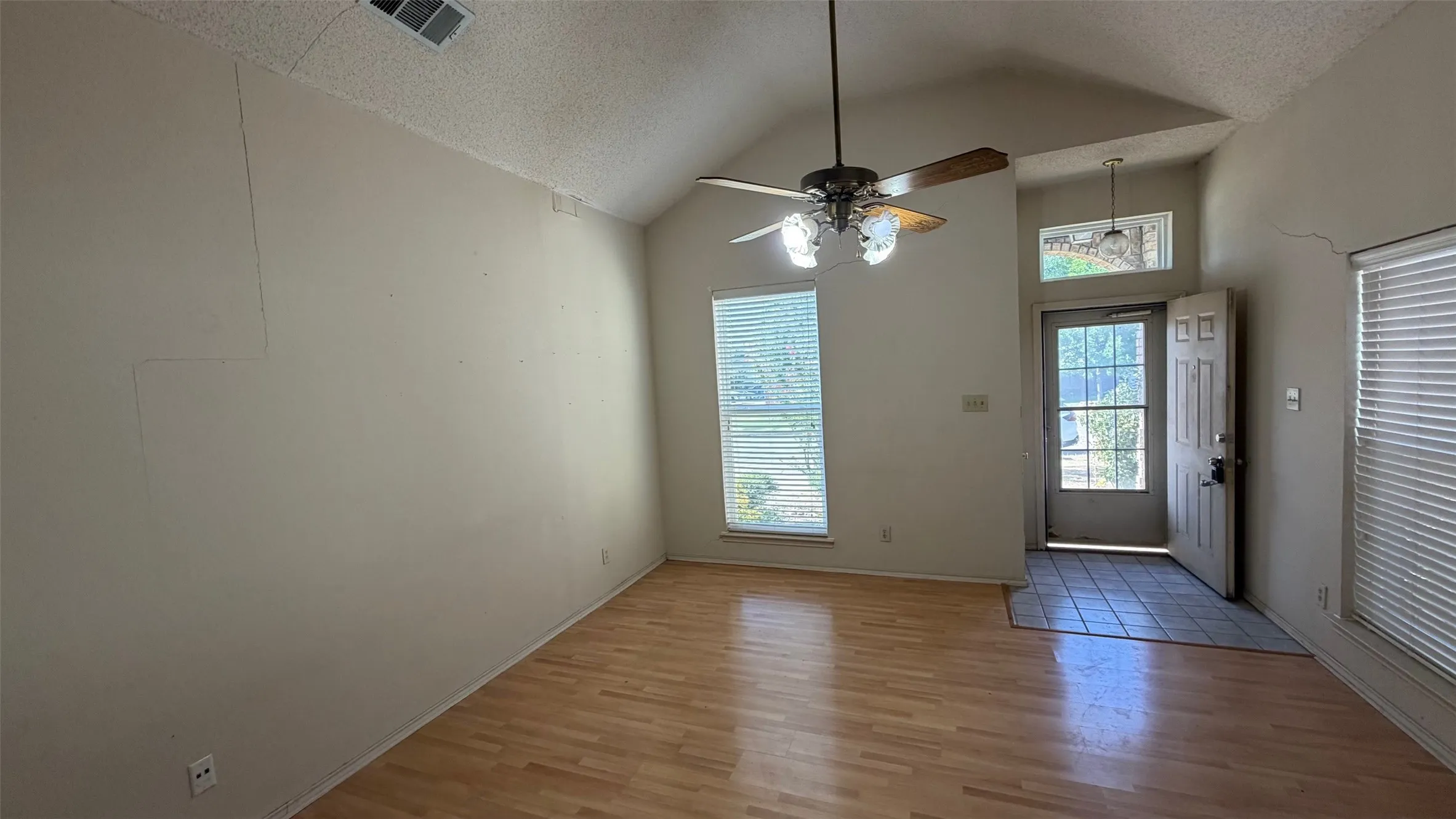 Single Family Residence For Sale in Tarrant County , 1429 Beckwith Drive, Arlington, Texas 76018, 3 Bedroom, 3 Bathroom, 1 Garage spaces, 1,943 Sqft, built in 1988, mls#21360703, Real Estate Agent in Arlington, Homes For Sale in Tarrant county, Homes For Sale in Arlington, Realtor in Arlington Texas, Real Estate Brokerage Independent Realty Texas, Luminita Cordes Realtor