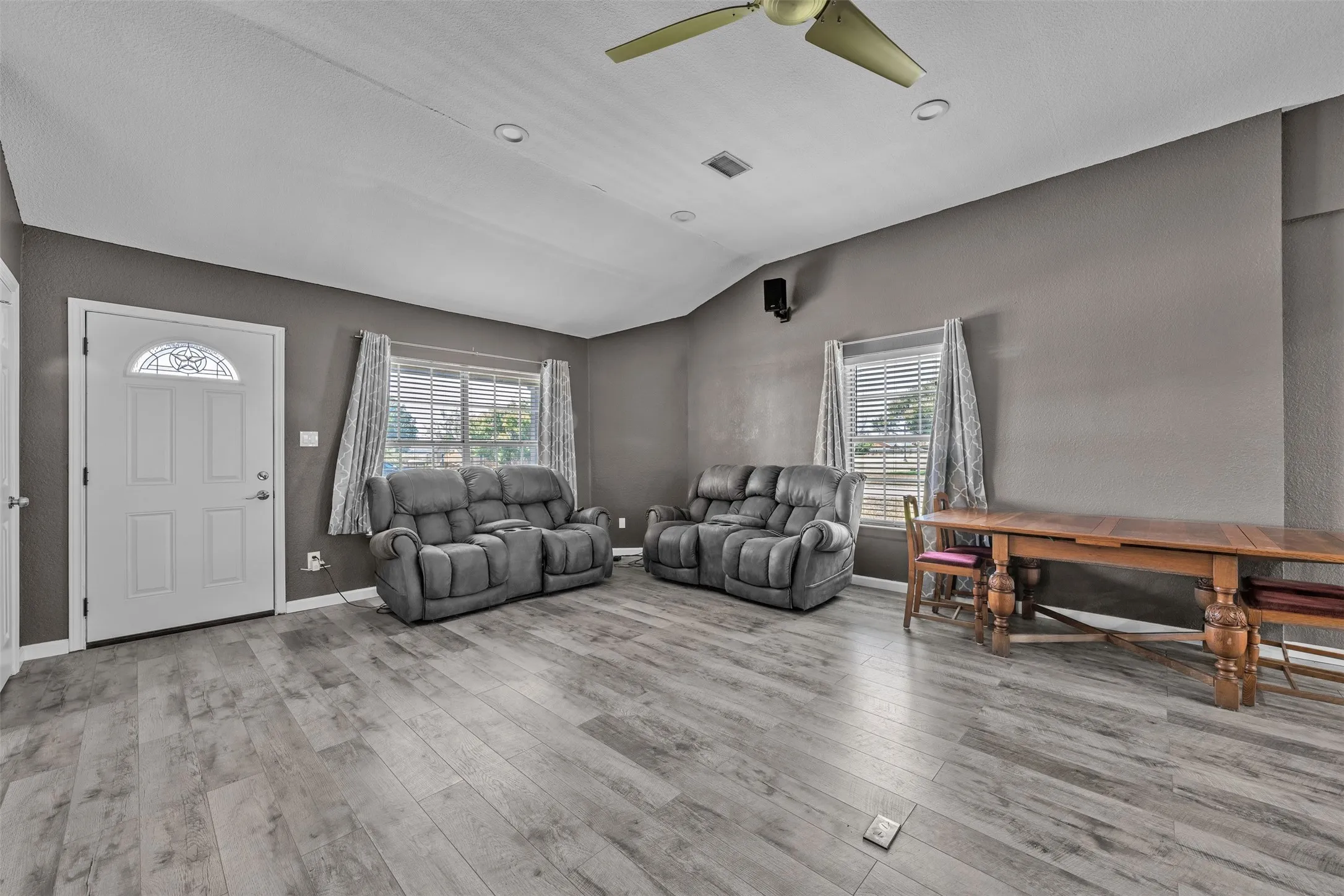 Single Family Residence For Sale in Denton County , 10282 Gentry Drive, Justin, Texas 76247, 3 Bedroom, 2 Bathroom, 2 Garage spaces, 1,722 Sqft, built in 1997, mls#21359208, Real Estate Agent in Justin, Homes For Sale in Denton county, Homes For Sale in Justin, Realtor in Justin Texas, Real Estate Brokerage Independent Realty Texas, Luminita Cordes Realtor