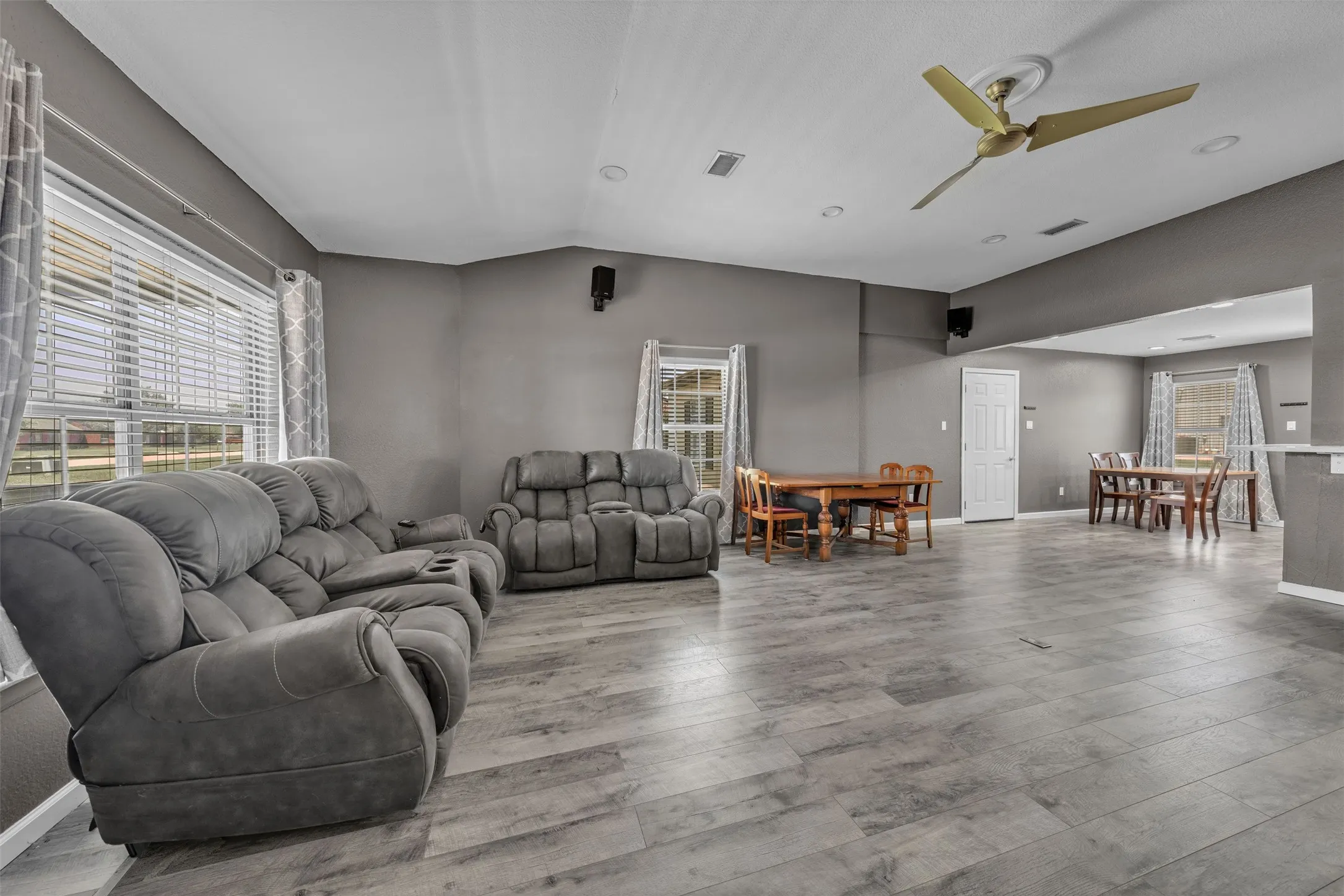 Single Family Residence For Sale in Denton County , 10282 Gentry Drive, Justin, Texas 76247, 3 Bedroom, 2 Bathroom, 2 Garage spaces, 1,722 Sqft, built in 1997, mls#21359208, Real Estate Agent in Justin, Homes For Sale in Denton county, Homes For Sale in Justin, Realtor in Justin Texas, Real Estate Brokerage Independent Realty Texas, Luminita Cordes Realtor