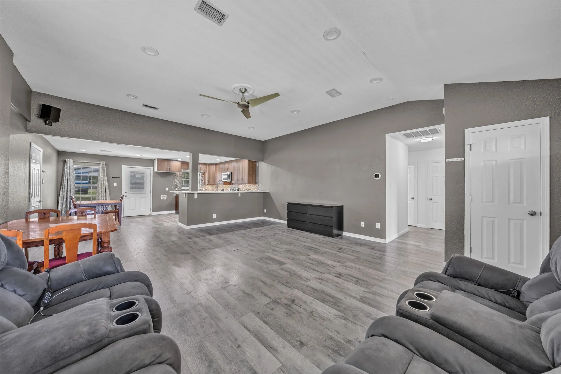 Single Family Residence For Sale in Denton County , 10282 Gentry Drive, Justin, Texas 76247, 3 Bedroom, 2 Bathroom, 2 Garage spaces, 1,722 Sqft, built in 1997, mls#21359208, Real Estate Agent in Justin, Homes For Sale in Denton county, Homes For Sale in Justin, Realtor in Justin Texas, Real Estate Brokerage Independent Realty Texas, Luminita Cordes Realtor