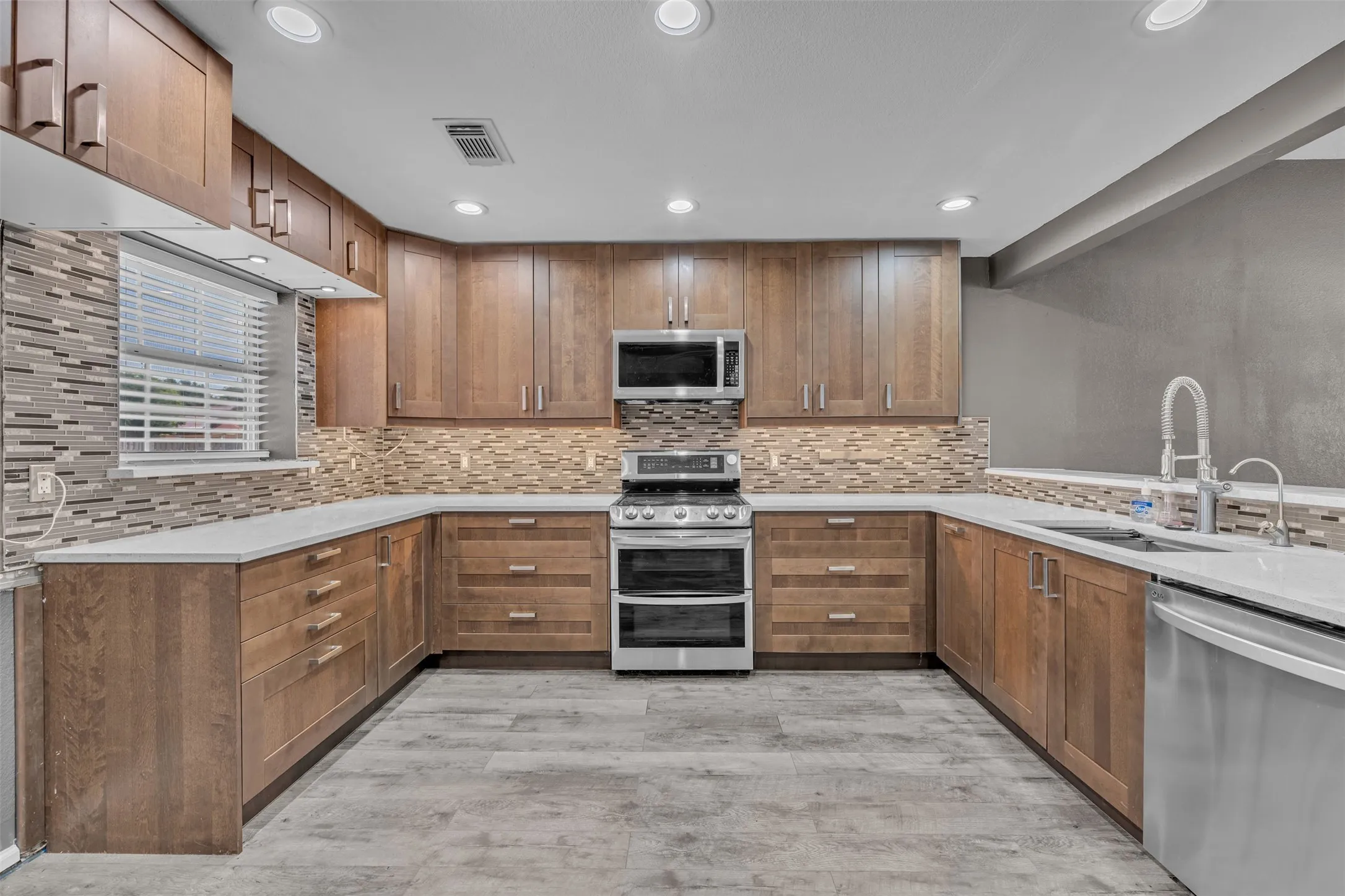 Single Family Residence For Sale in Denton County , 10282 Gentry Drive, Justin, Texas 76247, 3 Bedroom, 2 Bathroom, 2 Garage spaces, 1,722 Sqft, built in 1997, mls#21359208, Real Estate Agent in Justin, Homes For Sale in Denton county, Homes For Sale in Justin, Realtor in Justin Texas, Real Estate Brokerage Independent Realty Texas, Luminita Cordes Realtor