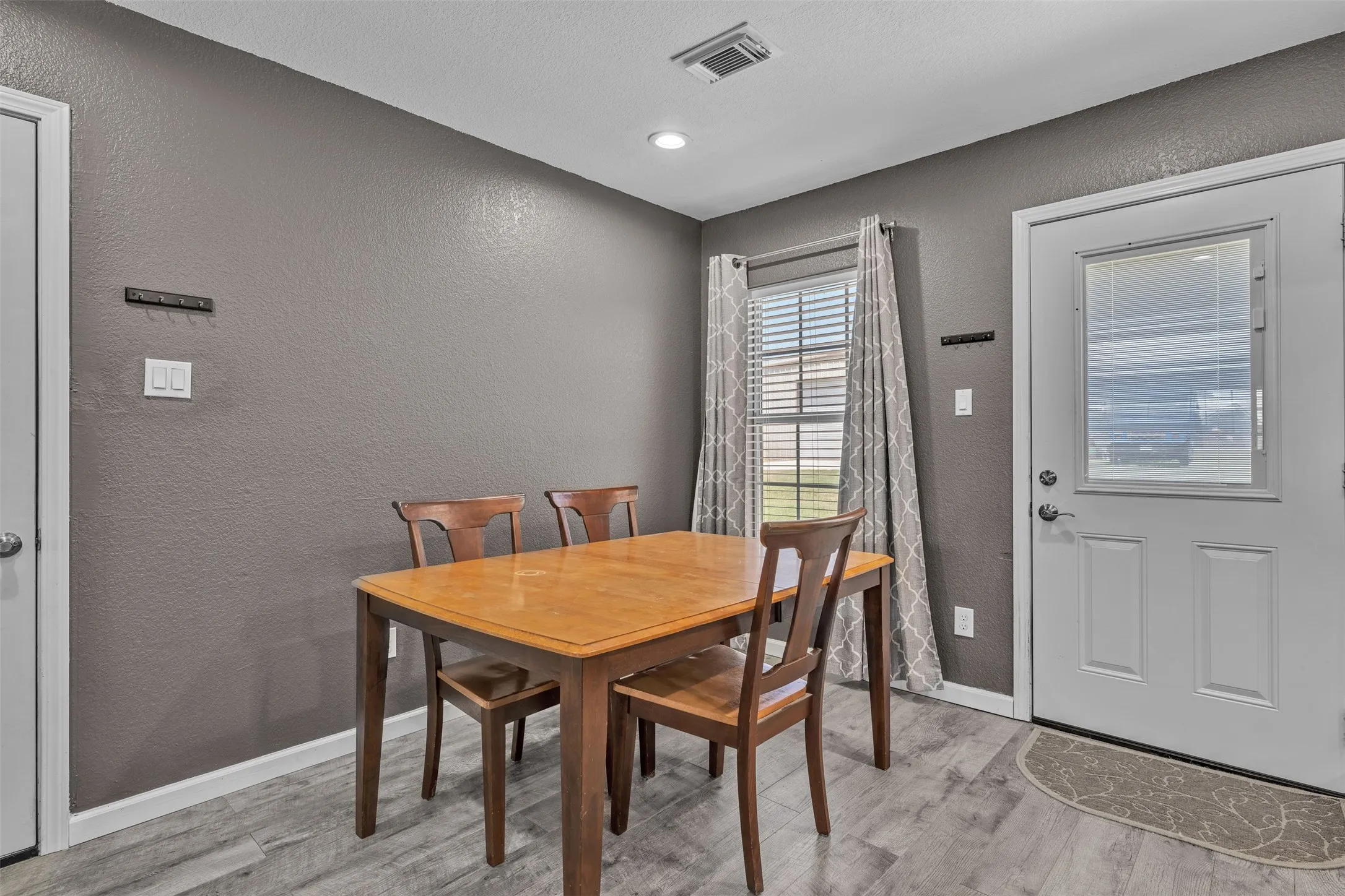 Single Family Residence For Sale in Denton County , 10282 Gentry Drive, Justin, Texas 76247, 3 Bedroom, 2 Bathroom, 2 Garage spaces, 1,722 Sqft, built in 1997, mls#21359208, Real Estate Agent in Justin, Homes For Sale in Denton county, Homes For Sale in Justin, Realtor in Justin Texas, Real Estate Brokerage Independent Realty Texas, Luminita Cordes Realtor