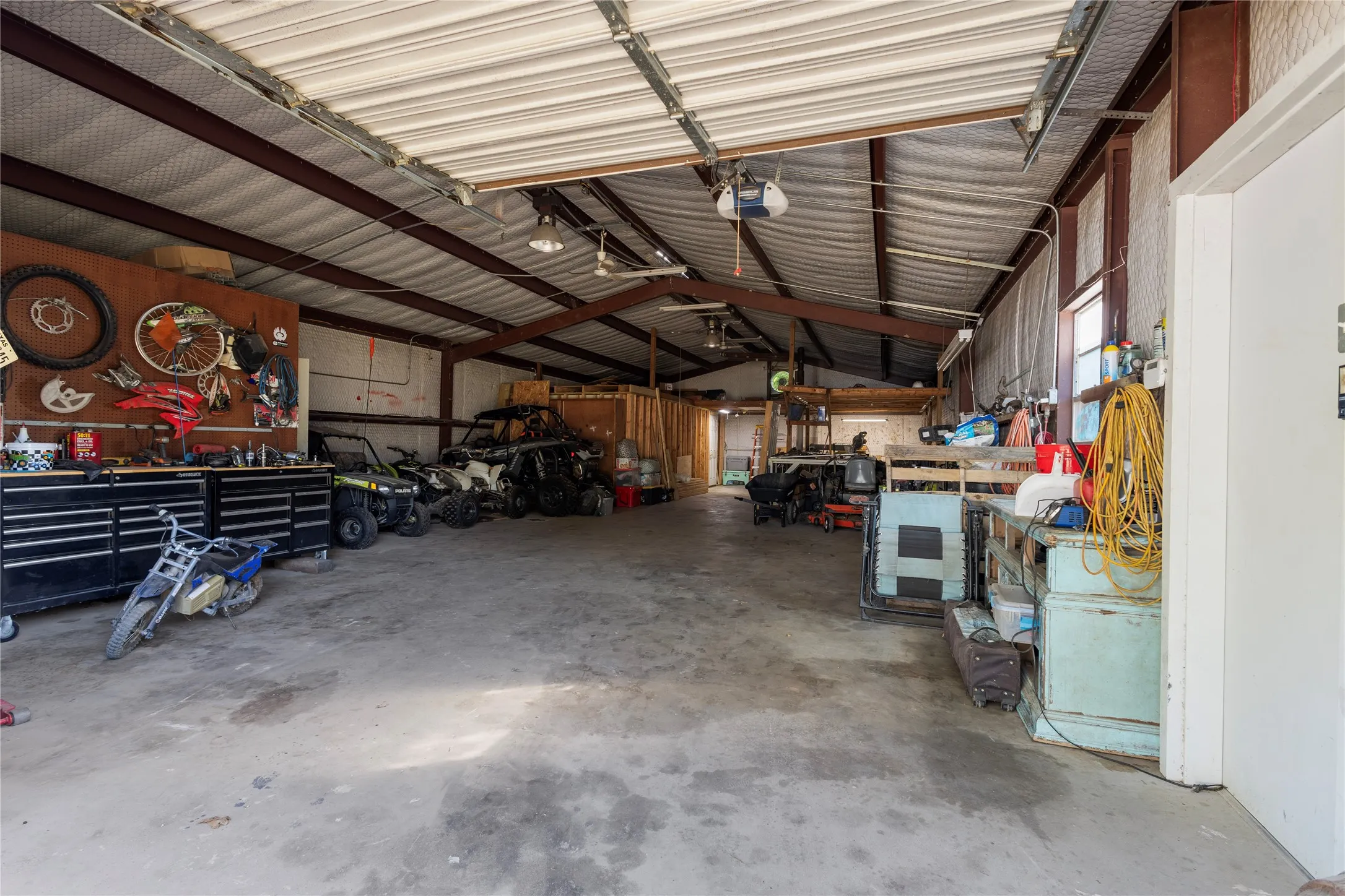 Single Family Residence For Sale in Henderson County , 6947 Fm 2494, Athens, Texas 75751, 4 Bedroom, 2 Bathroom, 2 Garage spaces, 1,856 Sqft, built in 1972, mls#21361585, Real Estate Agent in Athens, Homes For Sale in Henderson county, Homes For Sale in Athens, Realtor in Athens Texas, Real Estate Brokerage Independent Realty Texas, Luminita Cordes Realtor