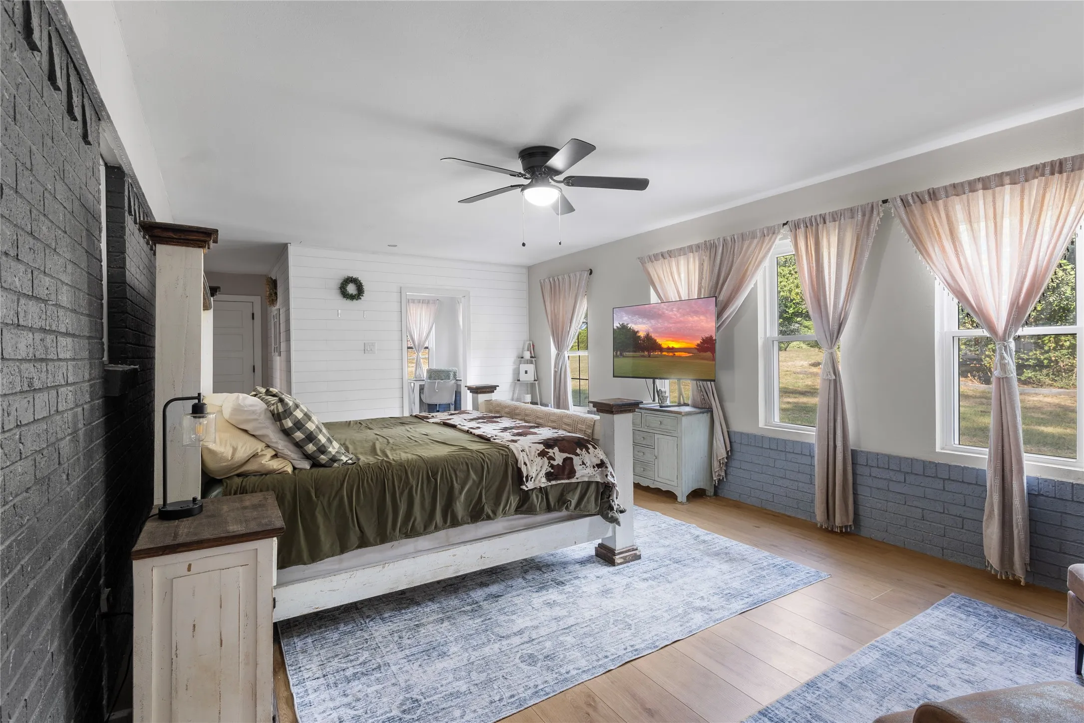 Single Family Residence For Sale in Henderson County , 6947 Fm 2494, Athens, Texas 75751, 4 Bedroom, 2 Bathroom, 2 Garage spaces, 1,856 Sqft, built in 1972, mls#21361585, Real Estate Agent in Athens, Homes For Sale in Henderson county, Homes For Sale in Athens, Realtor in Athens Texas, Real Estate Brokerage Independent Realty Texas, Luminita Cordes Realtor