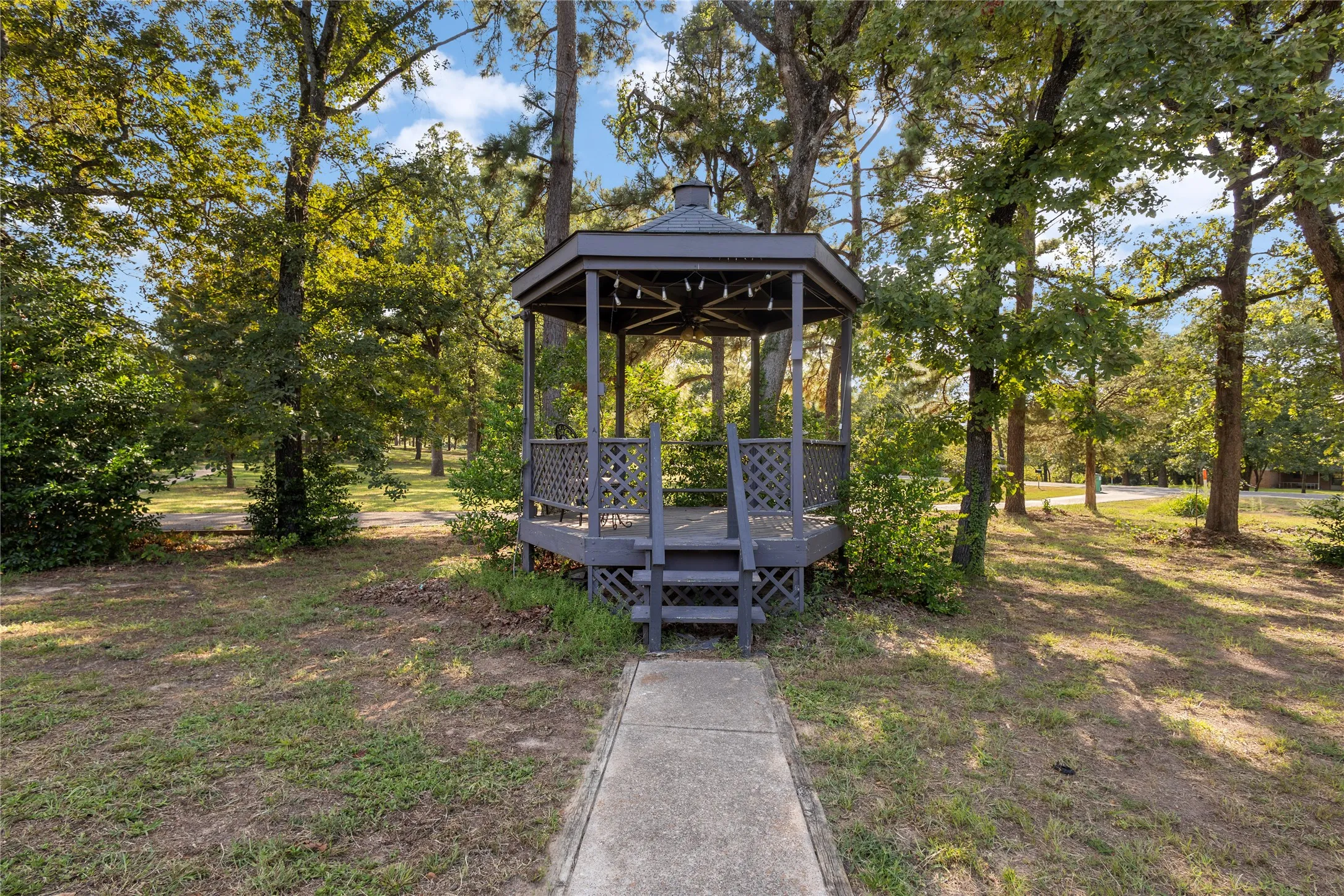 Single Family Residence For Sale in Henderson County , 6947 Fm 2494, Athens, Texas 75751, 4 Bedroom, 2 Bathroom, 2 Garage spaces, 1,856 Sqft, built in 1972, mls#21361585, Real Estate Agent in Athens, Homes For Sale in Henderson county, Homes For Sale in Athens, Realtor in Athens Texas, Real Estate Brokerage Independent Realty Texas, Luminita Cordes Realtor