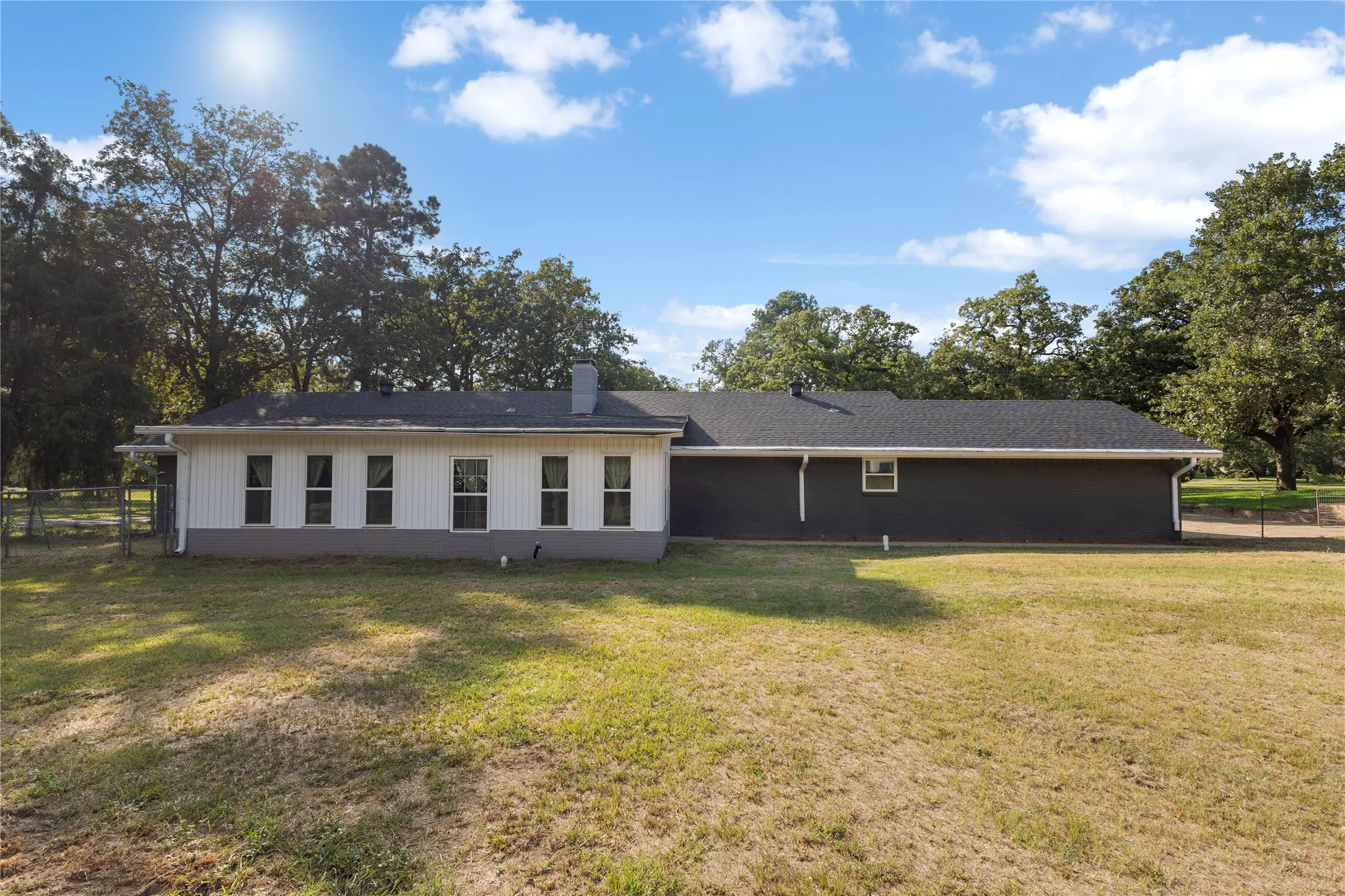 Single Family Residence For Sale in Henderson County , 6947 Fm 2494, Athens, Texas 75751, 4 Bedroom, 2 Bathroom, 2 Garage spaces, 1,856 Sqft, built in 1972, mls#21361585, Real Estate Agent in Athens, Homes For Sale in Henderson county, Homes For Sale in Athens, Realtor in Athens Texas, Real Estate Brokerage Independent Realty Texas, Luminita Cordes Realtor