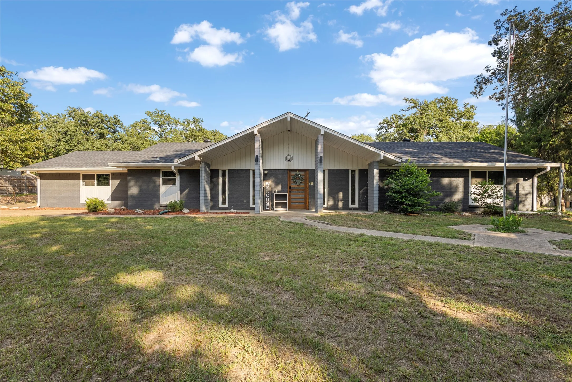 Single Family Residence For Sale in Henderson County , 6947 Fm 2494, Athens, Texas 75751, 4 Bedroom, 2 Bathroom, 2 Garage spaces, 1,856 Sqft, built in 1972, mls#21361585, Real Estate Agent in Athens, Homes For Sale in Henderson county, Homes For Sale in Athens, Realtor in Athens Texas, Real Estate Brokerage Independent Realty Texas, Luminita Cordes Realtor