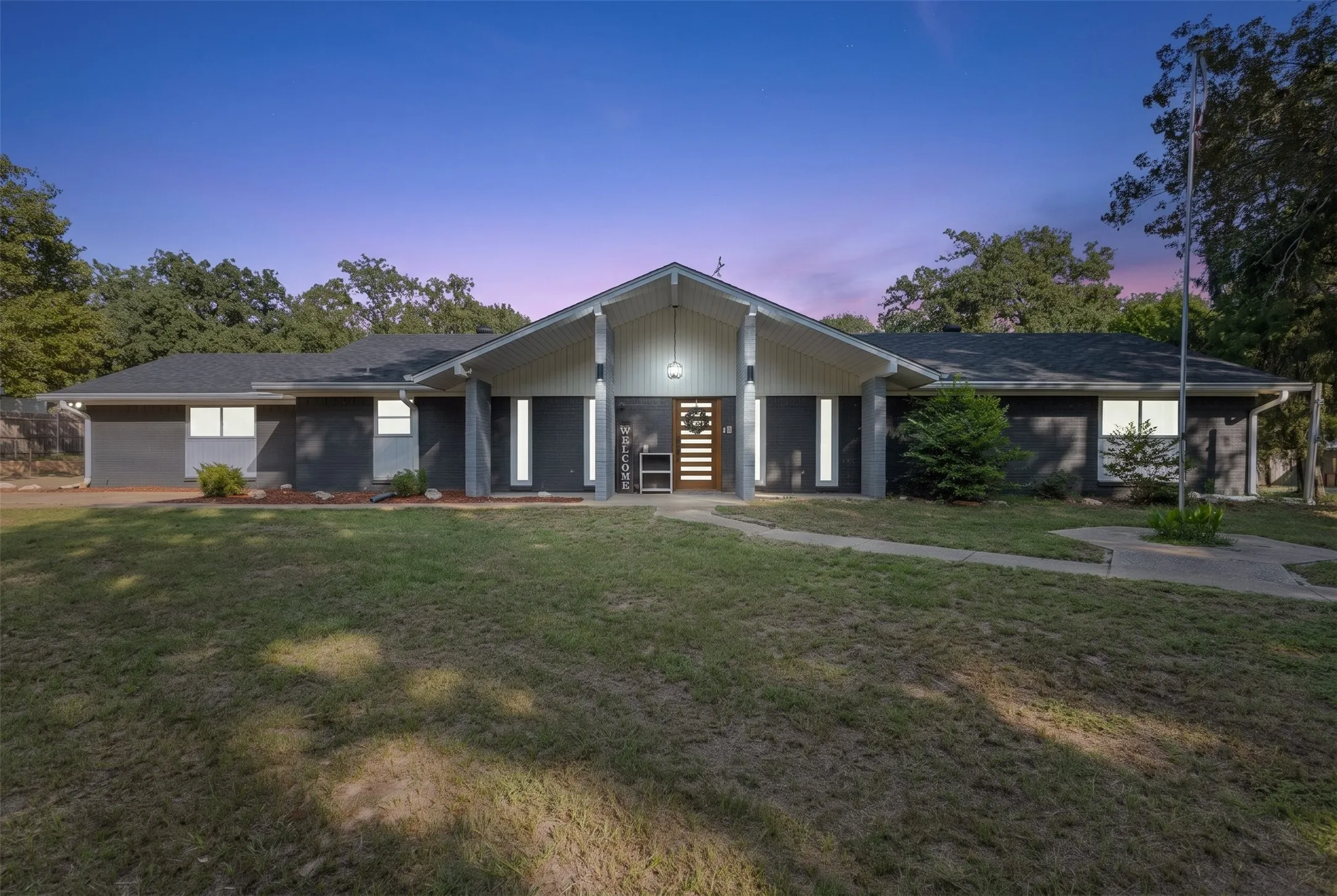 Single Family Residence For Sale in Henderson County , 6947 Fm 2494, Athens, Texas 75751, 4 Bedroom, 2 Bathroom, 2 Garage spaces, 1,856 Sqft, built in 1972, mls#21361585, Real Estate Agent in Athens, Homes For Sale in Henderson county, Homes For Sale in Athens, Realtor in Athens Texas, Real Estate Brokerage Independent Realty Texas, Luminita Cordes Realtor