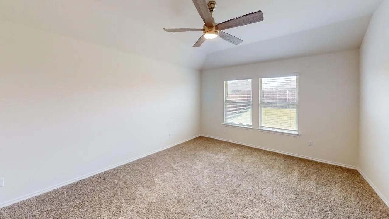 Vaulted ceiling with an attached ceiling fan and light fixture