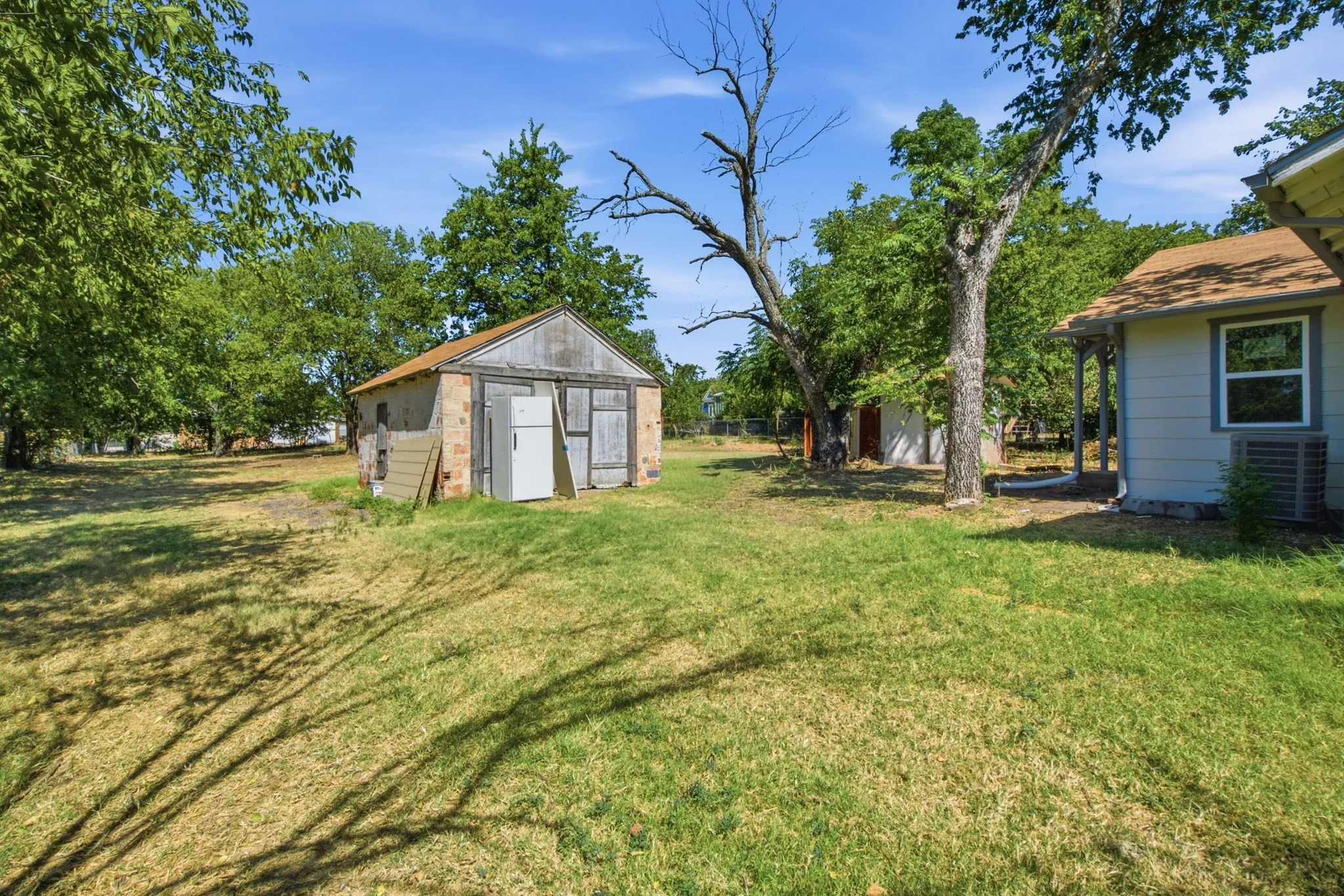 Single Family Residence For Sale in Parker County , 905 N Rusk Street, Weatherford, Texas 76086, 3 Bedroom, 2 Bathroom, Garage spaces, 1,076 Sqft, built in 0, mls#21360732, Real Estate Agent in Weatherford, Homes For Sale in Parker county, Homes For Sale in Weatherford, Realtor in Weatherford Texas, Real Estate Brokerage Independent Realty Texas, Luminita Cordes Realtor