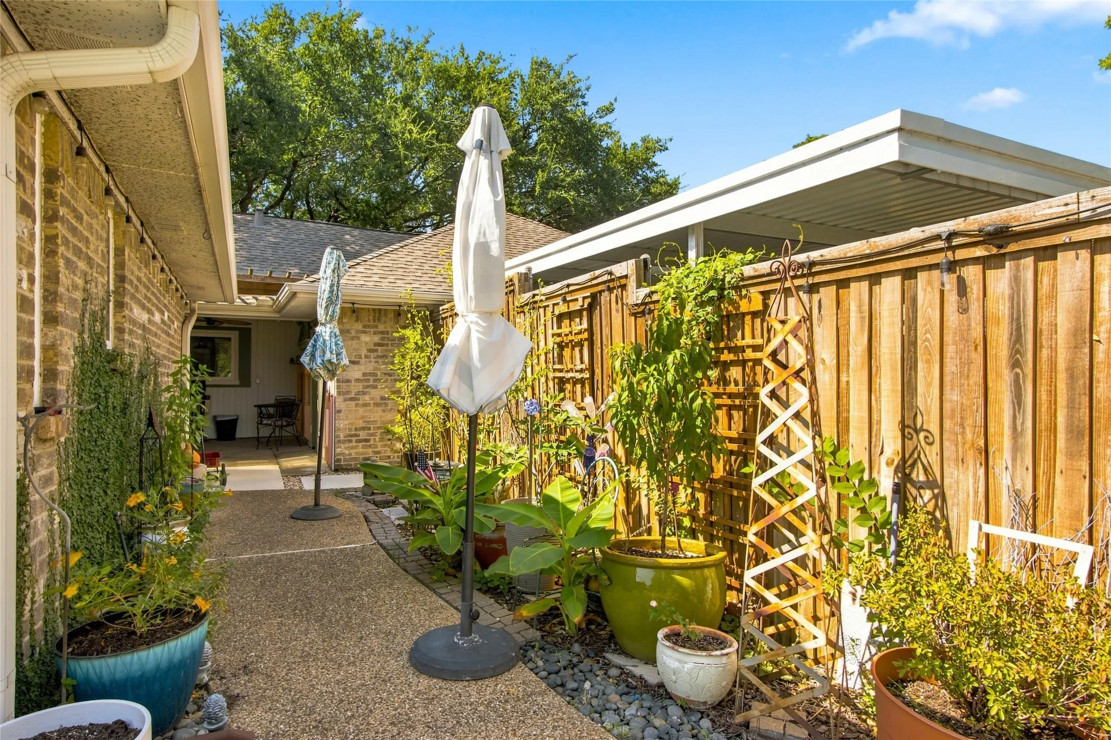 Single Family Residence For Sale in Collin County , 1855 Hatherly Drive, Plano, Texas 75023, 4 Bedroom, 3 Bathroom, 2 Garage spaces, 2,231 Sqft, built in 1976, mls#21361554, Real Estate Agent in Plano, Homes For Sale in Collin county, Homes For Sale in Plano, Realtor in Plano Texas, Real Estate Brokerage Independent Realty Texas, Luminita Cordes Realtor