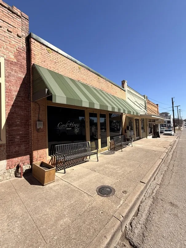 Retail For Sale in Ellis County , 213 E Main Street, Waxahachie, Texas 75165, 0, 0, Garage spaces, 1,475 Sqft, built in 1900, Price $299,999, mls#21361611, Real Estate Agent in Waxahachie, Homes For Sale in Ellis county, Homes For Sale in Waxahachie, Realtor in Waxahachie Texas, Real Estate Brokerage Independent Realty Texas, Luminita Cordes Realtor