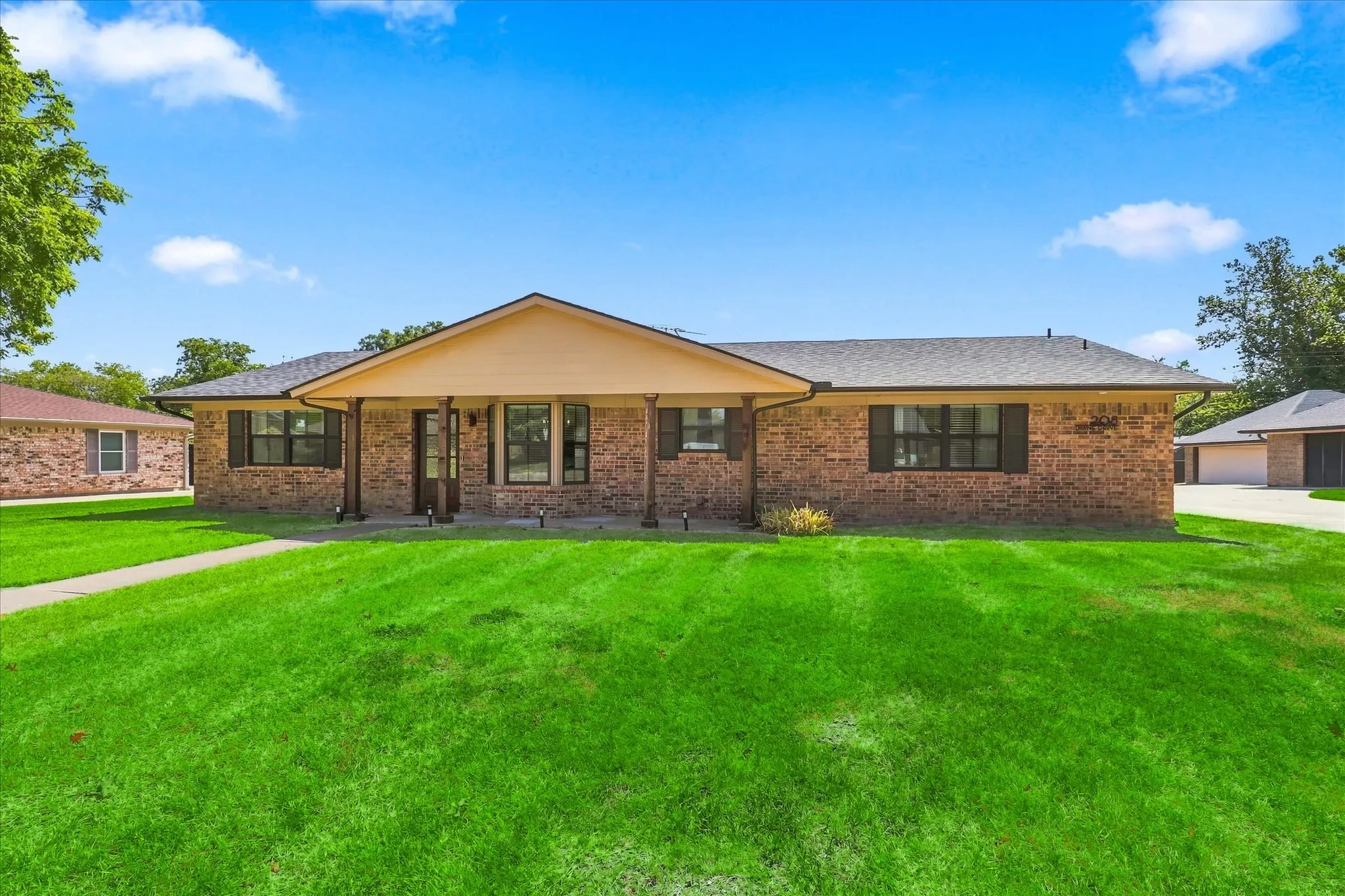 Single Family Residence For Sale in Denton County , 208 Diane Drive, Sanger, Texas 76266, 3 Bedroom, 4 Bathroom, Garage spaces, 2,042 Sqft, built in 1983, mls#21361494, Real Estate Agent in Sanger, Homes For Sale in Denton county, Homes For Sale in Sanger, Realtor in Sanger Texas, Real Estate Brokerage Independent Realty Texas, Luminita Cordes Realtor
