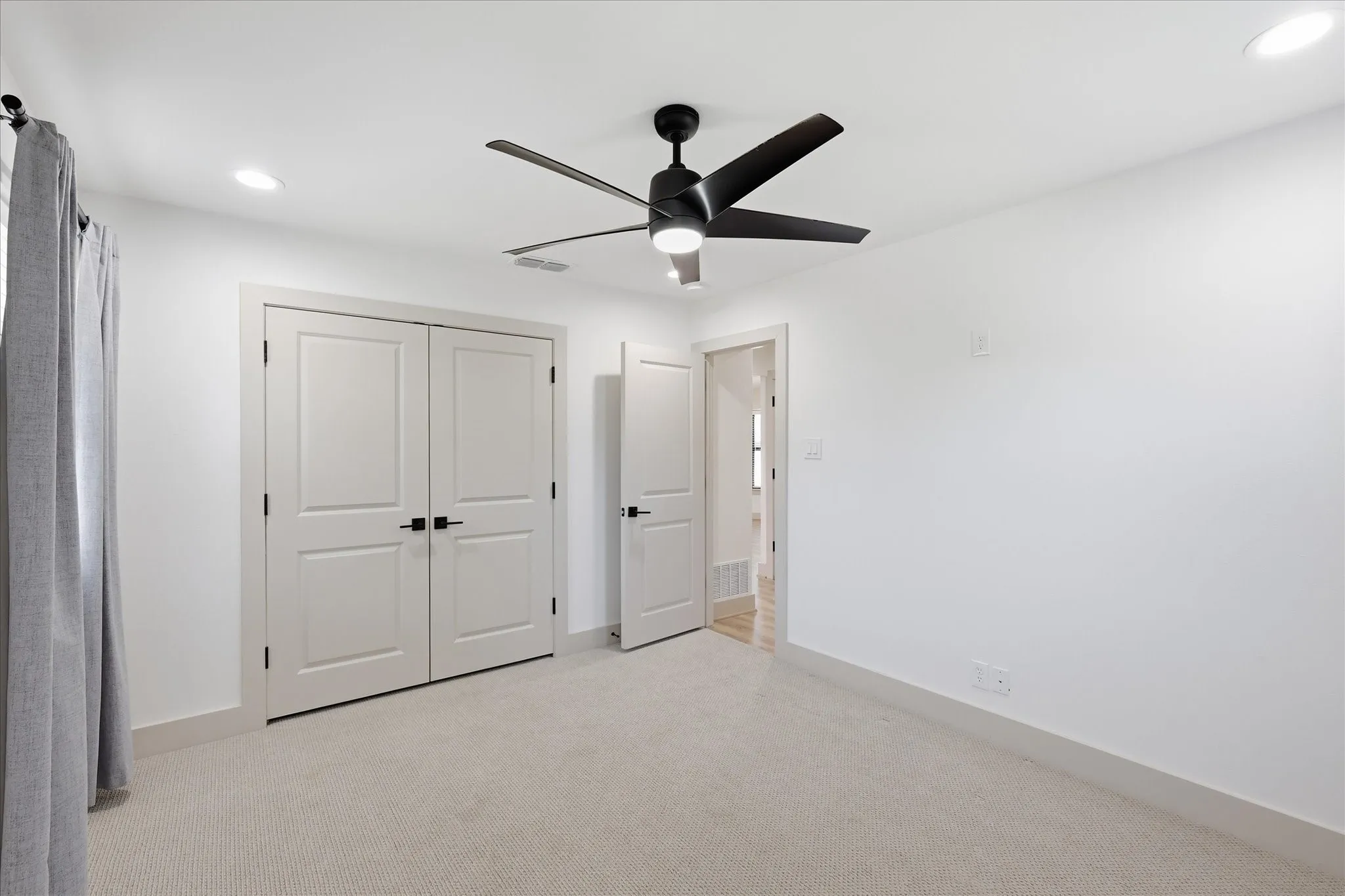 Single Family Residence For Sale in Denton County , 208 Diane Drive, Sanger, Texas 76266, 3 Bedroom, 4 Bathroom, Garage spaces, 2,042 Sqft, built in 1983, mls#21361494, Real Estate Agent in Sanger, Homes For Sale in Denton county, Homes For Sale in Sanger, Realtor in Sanger Texas, Real Estate Brokerage Independent Realty Texas, Luminita Cordes Realtor