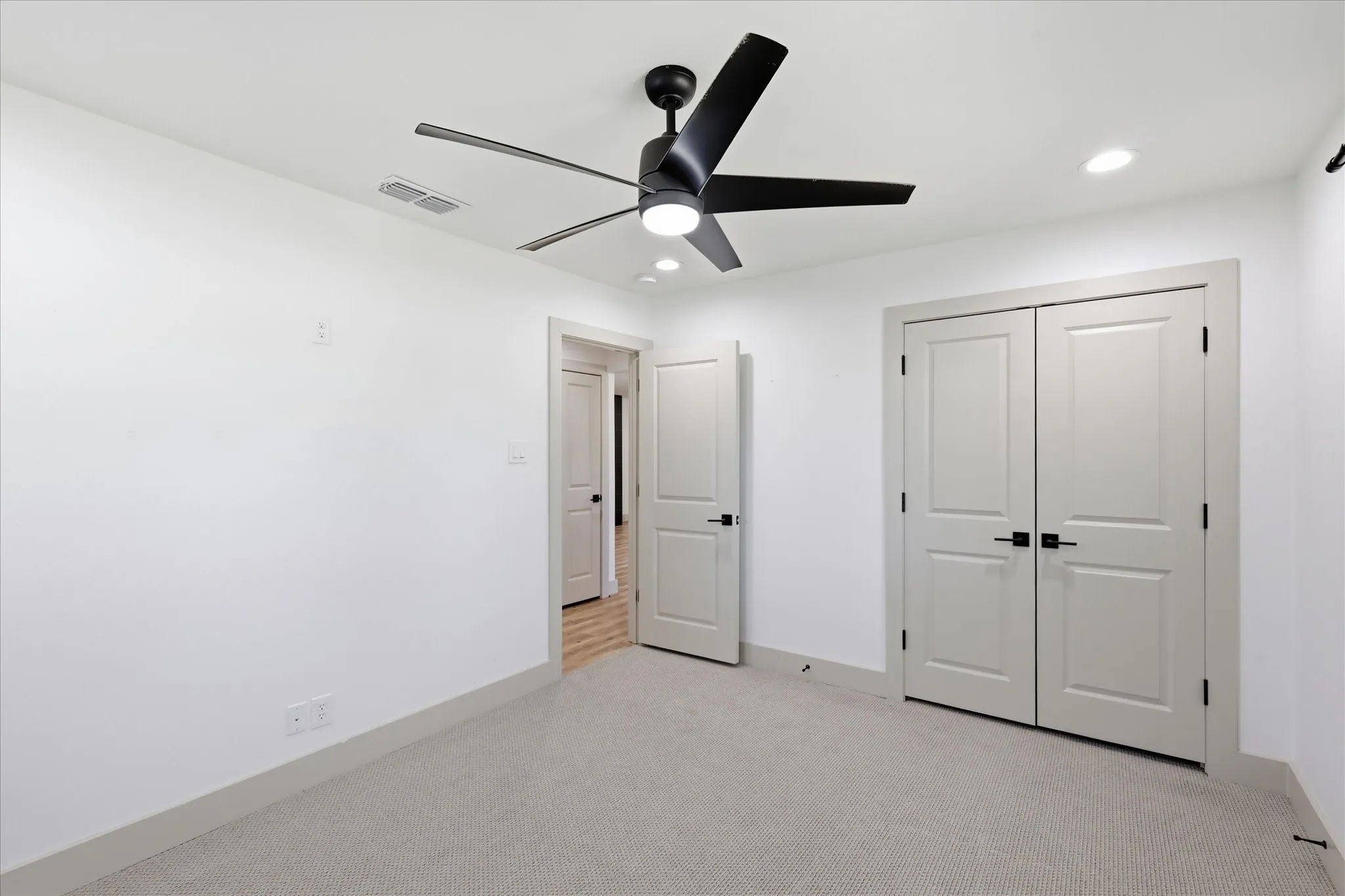 Single Family Residence For Sale in Denton County , 208 Diane Drive, Sanger, Texas 76266, 3 Bedroom, 4 Bathroom, Garage spaces, 2,042 Sqft, built in 1983, mls#21361494, Real Estate Agent in Sanger, Homes For Sale in Denton county, Homes For Sale in Sanger, Realtor in Sanger Texas, Real Estate Brokerage Independent Realty Texas, Luminita Cordes Realtor
