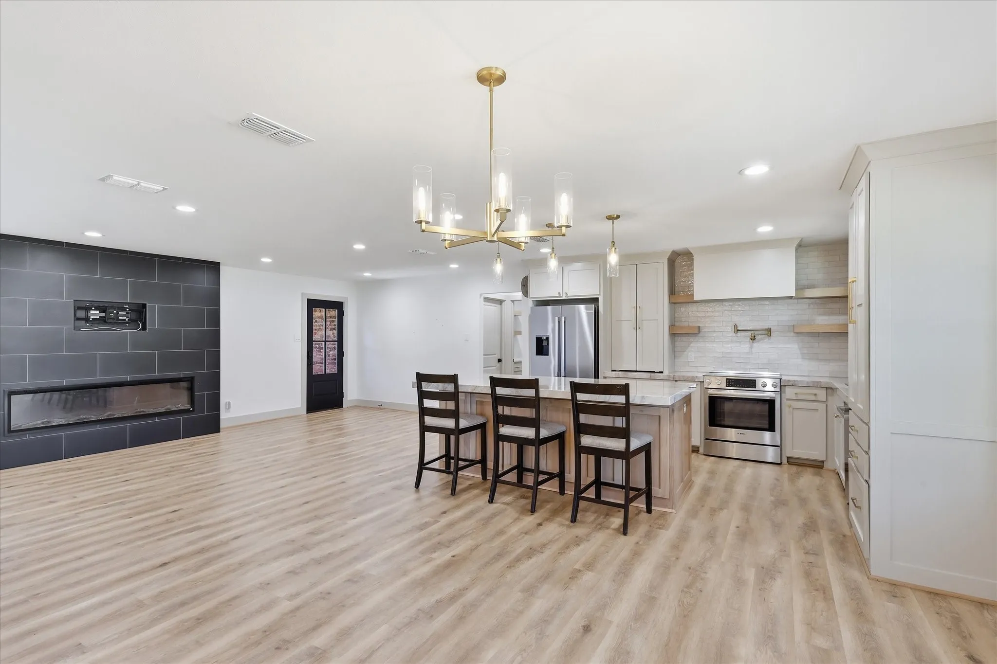Single Family Residence For Sale in Denton County , 208 Diane Drive, Sanger, Texas 76266, 3 Bedroom, 4 Bathroom, Garage spaces, 2,042 Sqft, built in 1983, mls#21361494, Real Estate Agent in Sanger, Homes For Sale in Denton county, Homes For Sale in Sanger, Realtor in Sanger Texas, Real Estate Brokerage Independent Realty Texas, Luminita Cordes Realtor