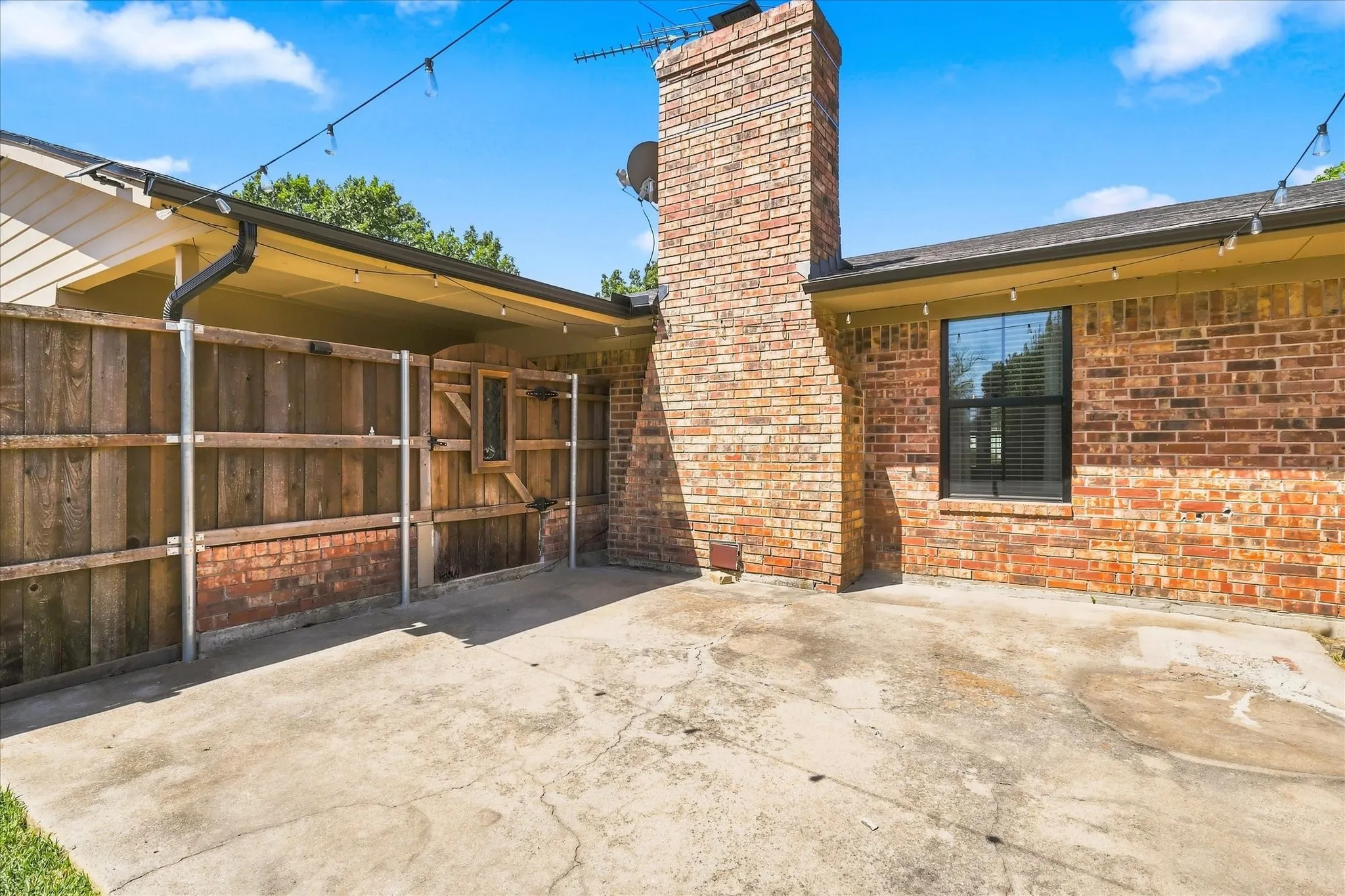 Single Family Residence For Sale in Denton County , 208 Diane Drive, Sanger, Texas 76266, 3 Bedroom, 4 Bathroom, Garage spaces, 2,042 Sqft, built in 1983, mls#21361494, Real Estate Agent in Sanger, Homes For Sale in Denton county, Homes For Sale in Sanger, Realtor in Sanger Texas, Real Estate Brokerage Independent Realty Texas, Luminita Cordes Realtor