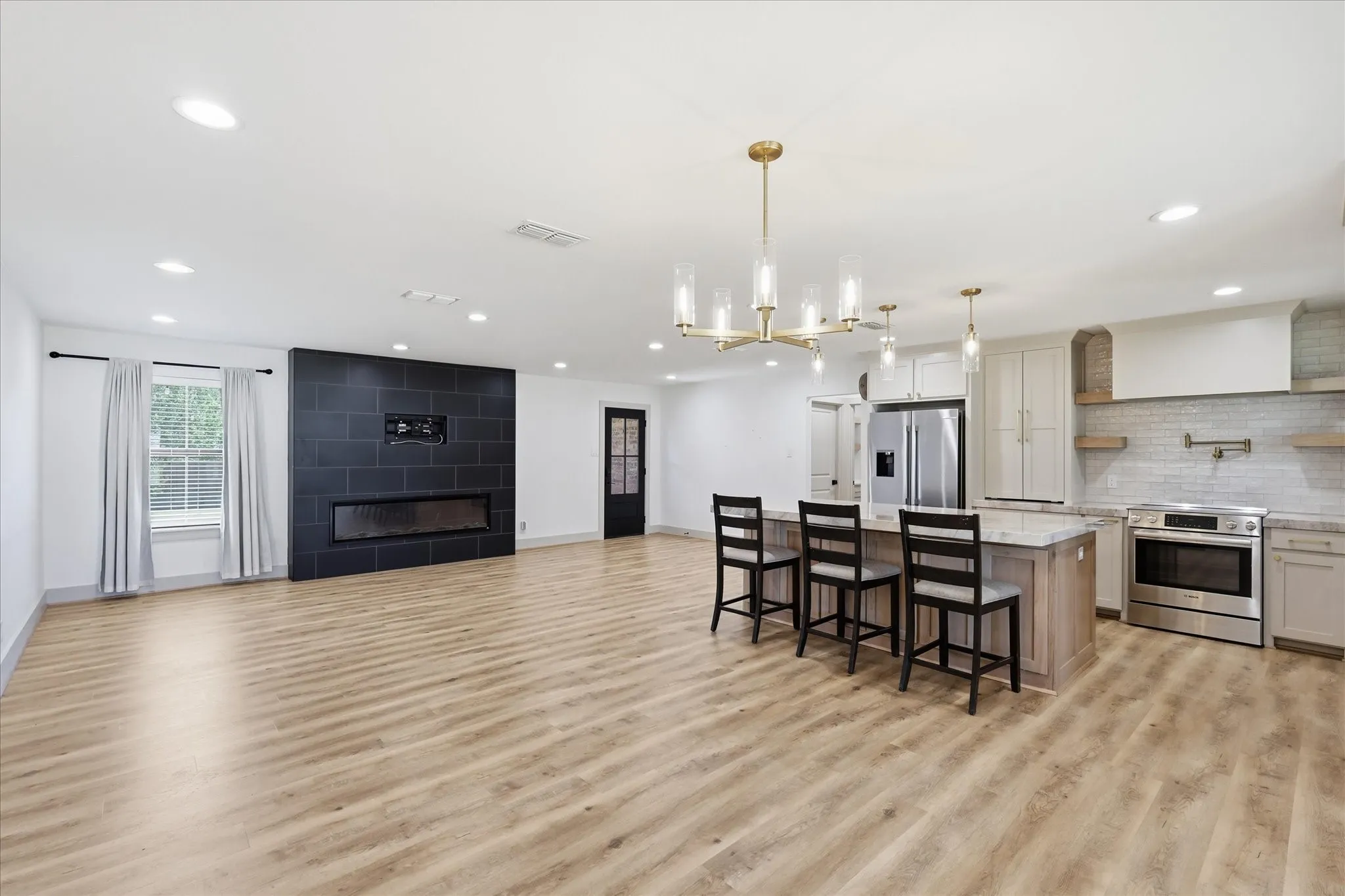Single Family Residence For Sale in Denton County , 208 Diane Drive, Sanger, Texas 76266, 3 Bedroom, 4 Bathroom, Garage spaces, 2,042 Sqft, built in 1983, mls#21361494, Real Estate Agent in Sanger, Homes For Sale in Denton county, Homes For Sale in Sanger, Realtor in Sanger Texas, Real Estate Brokerage Independent Realty Texas, Luminita Cordes Realtor