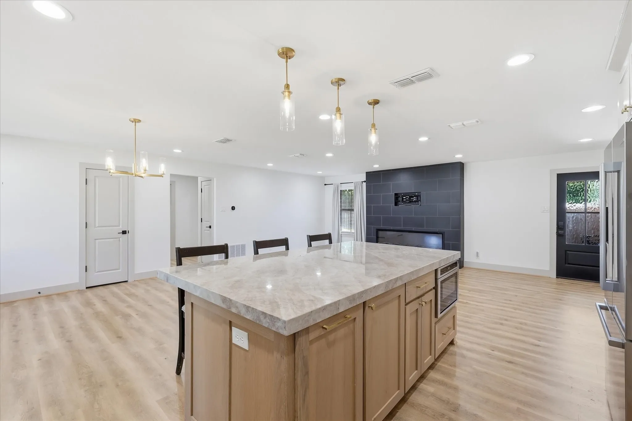 Single Family Residence For Sale in Denton County , 208 Diane Drive, Sanger, Texas 76266, 3 Bedroom, 4 Bathroom, Garage spaces, 2,042 Sqft, built in 1983, mls#21361494, Real Estate Agent in Sanger, Homes For Sale in Denton county, Homes For Sale in Sanger, Realtor in Sanger Texas, Real Estate Brokerage Independent Realty Texas, Luminita Cordes Realtor